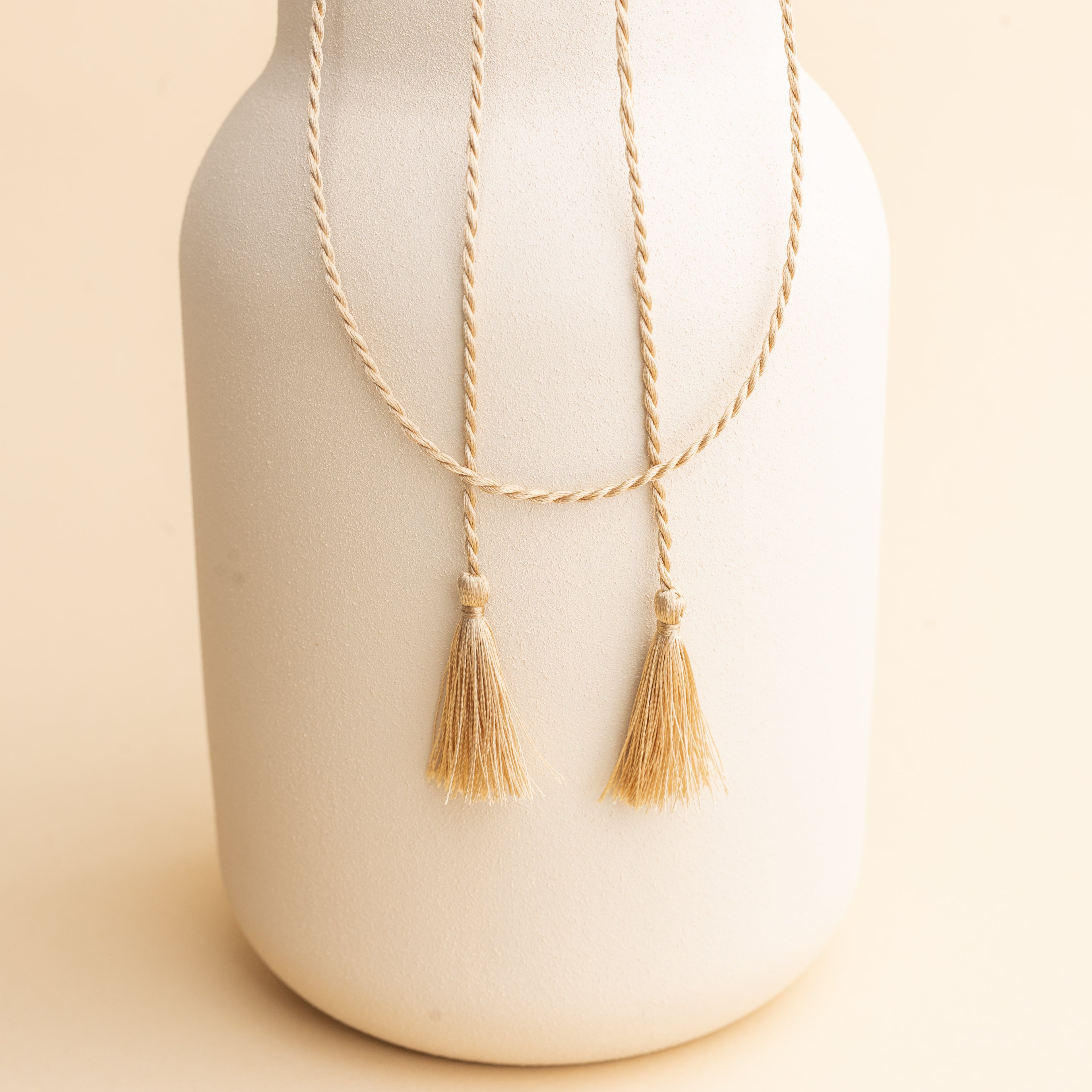 Hedvábná šňůrka v odstínu béžové – doplněk pro těhotenskou rolničku