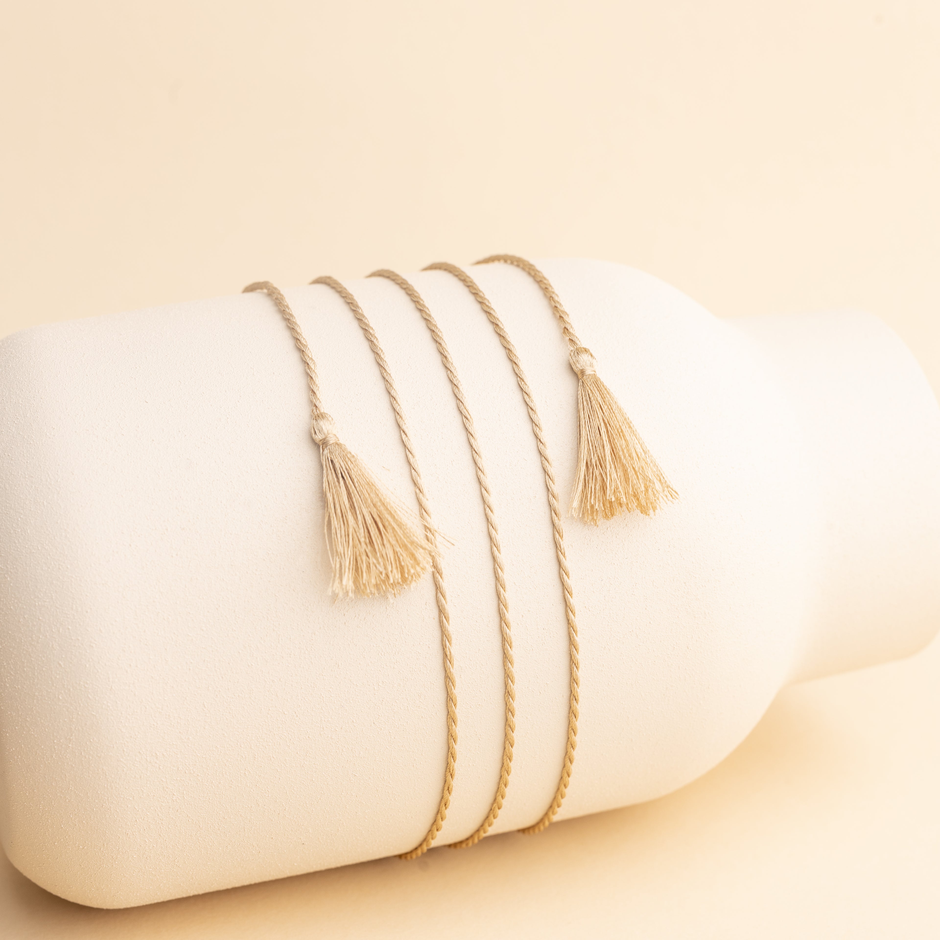 Hedvábná šňůrka v odstínu béžové – doplněk pro těhotenskou rolničku