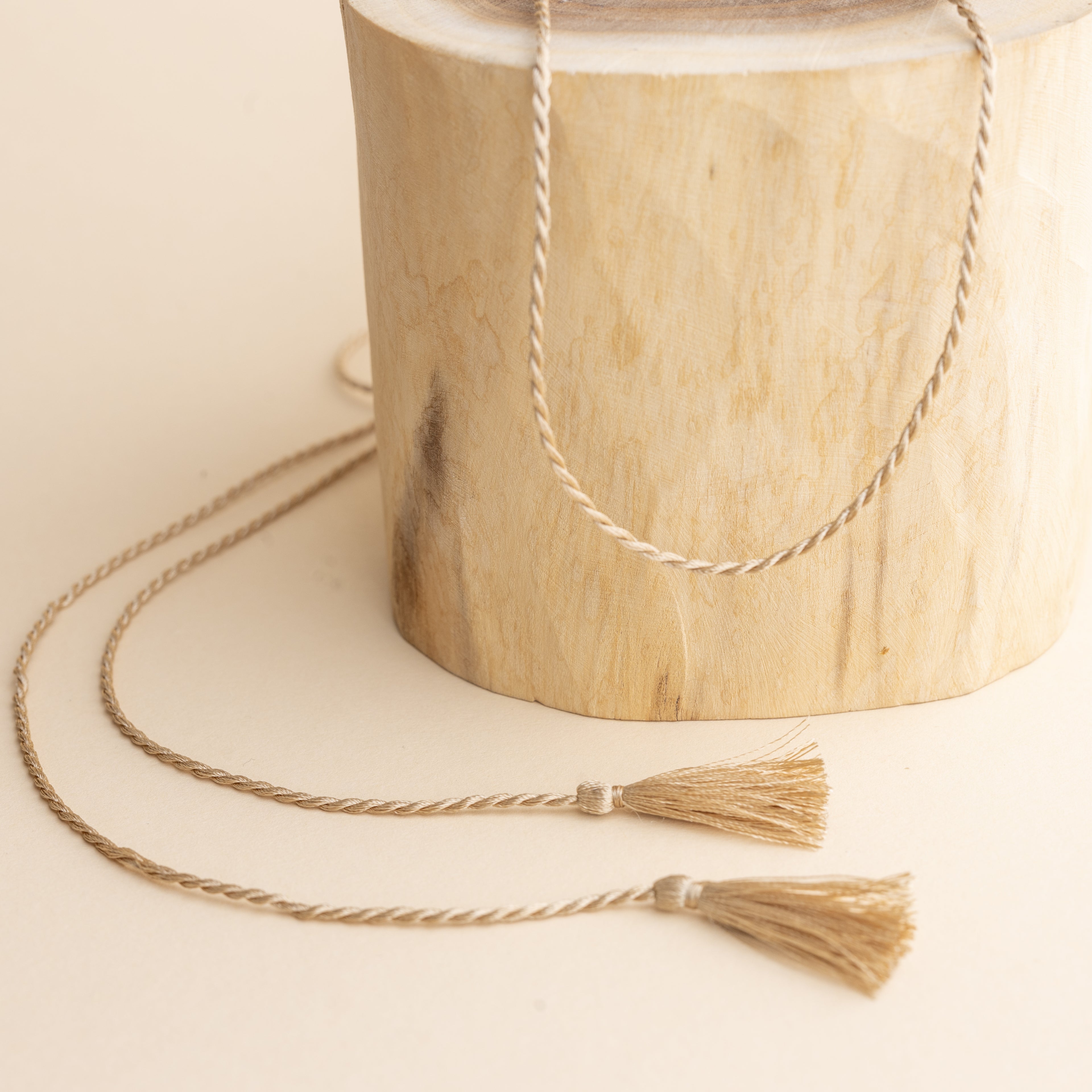 Hedvábná šňůrka v odstínu béžové – doplněk pro těhotenskou rolničku