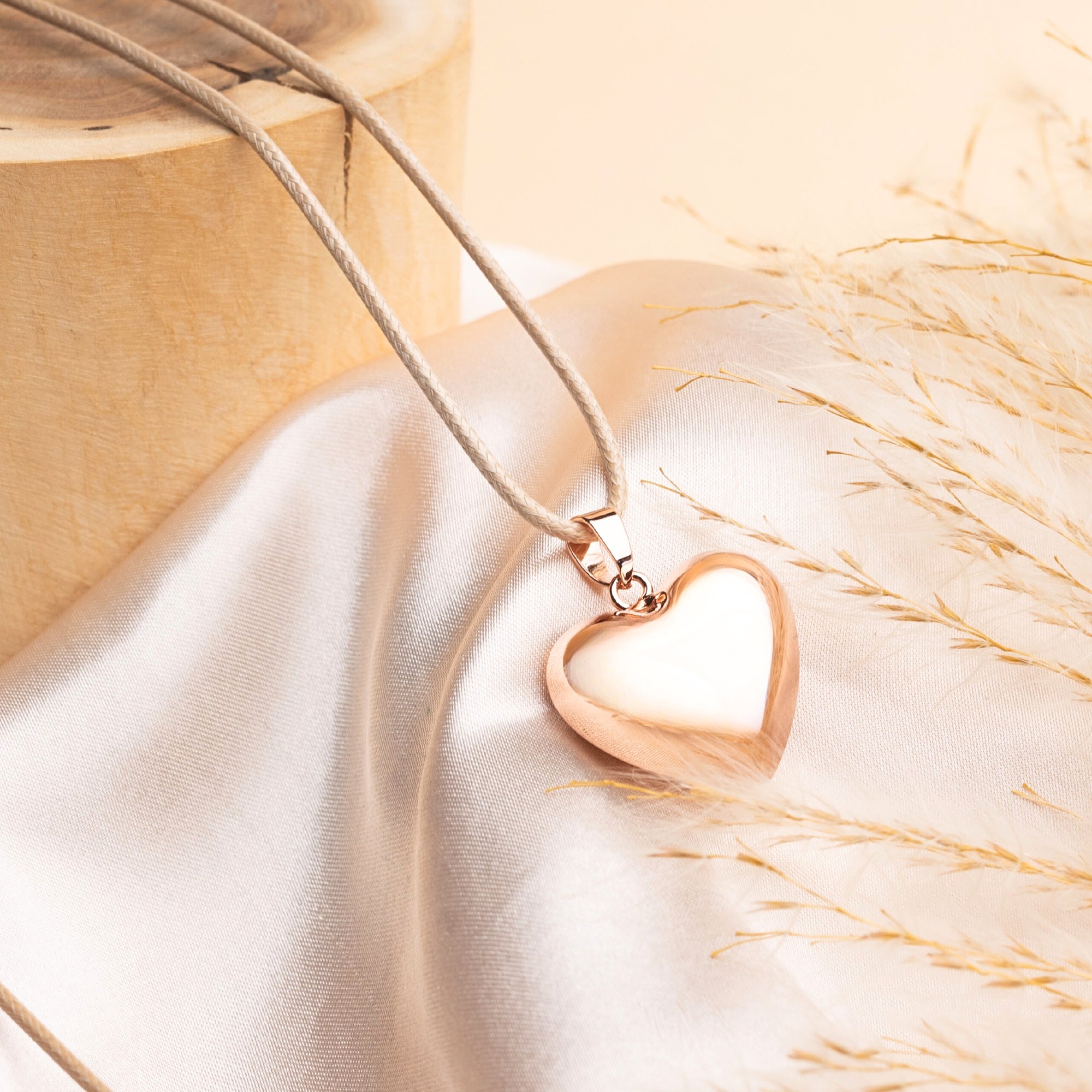 Stříbrná rolnička ve tvaru srdíčka – detail povrchu