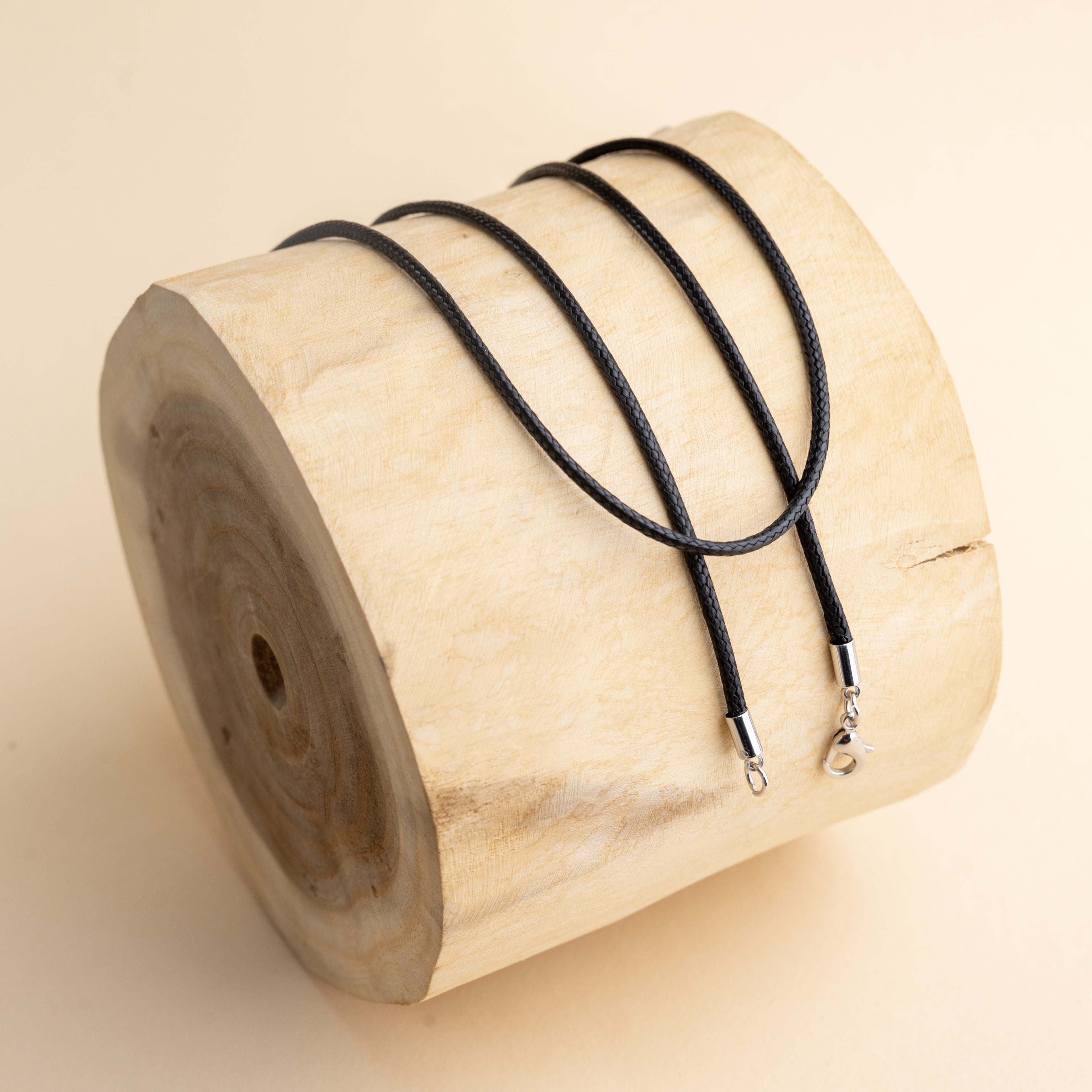 Černá šňůrka s karabinkou – doplněk k těhotenské rolničce