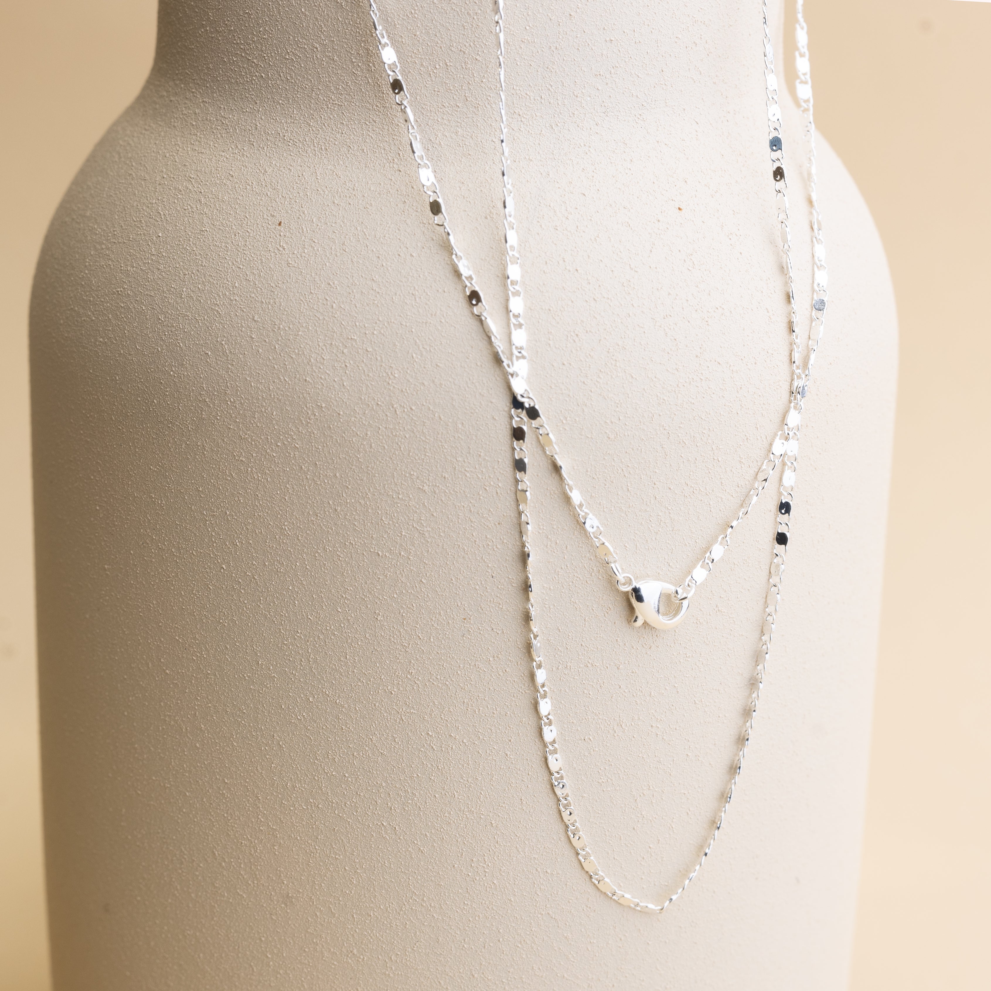 Fasetový řetízek ve stříbrném provedení – detail broušených článků