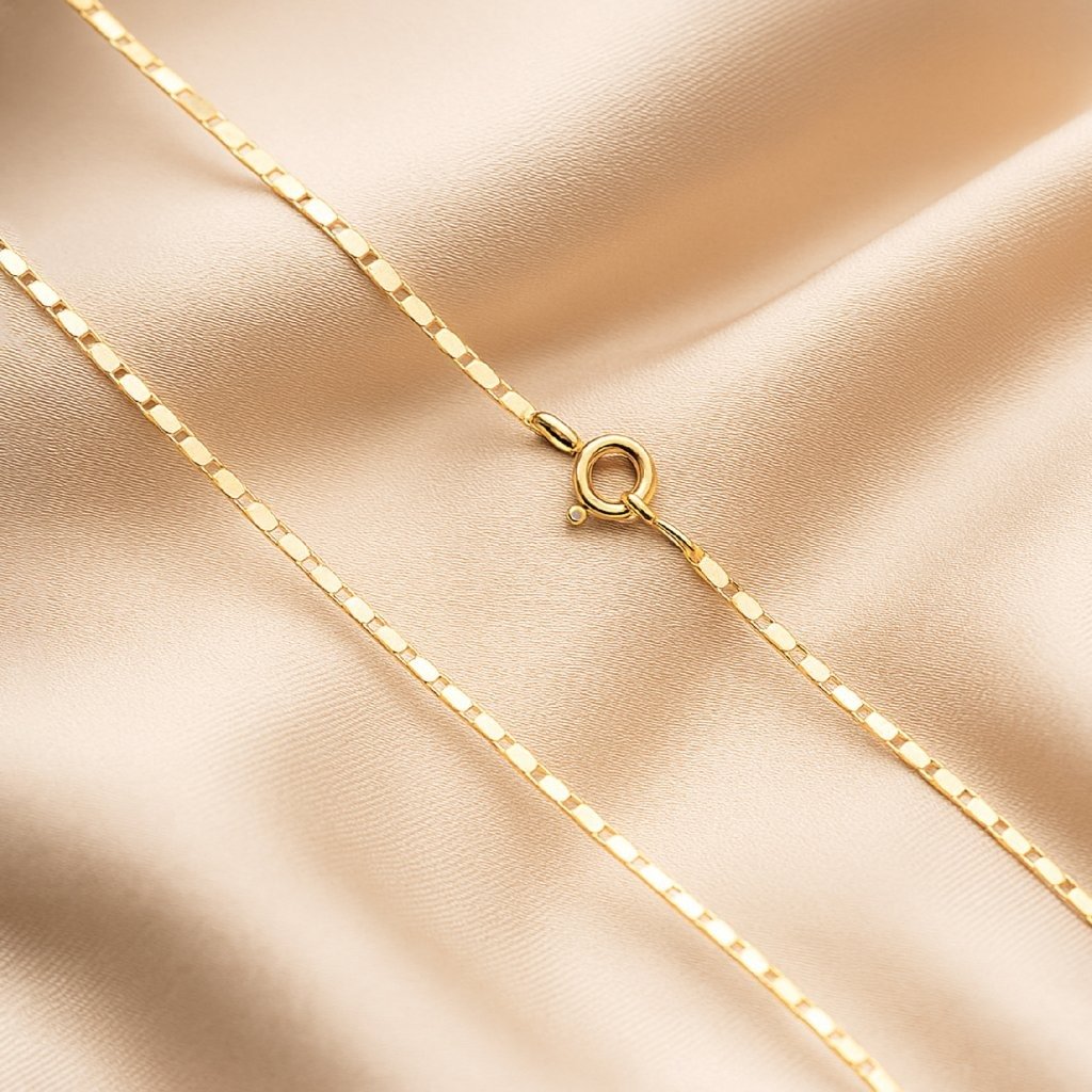 Fasetový zlatý řetízek – detail třpytivého broušení