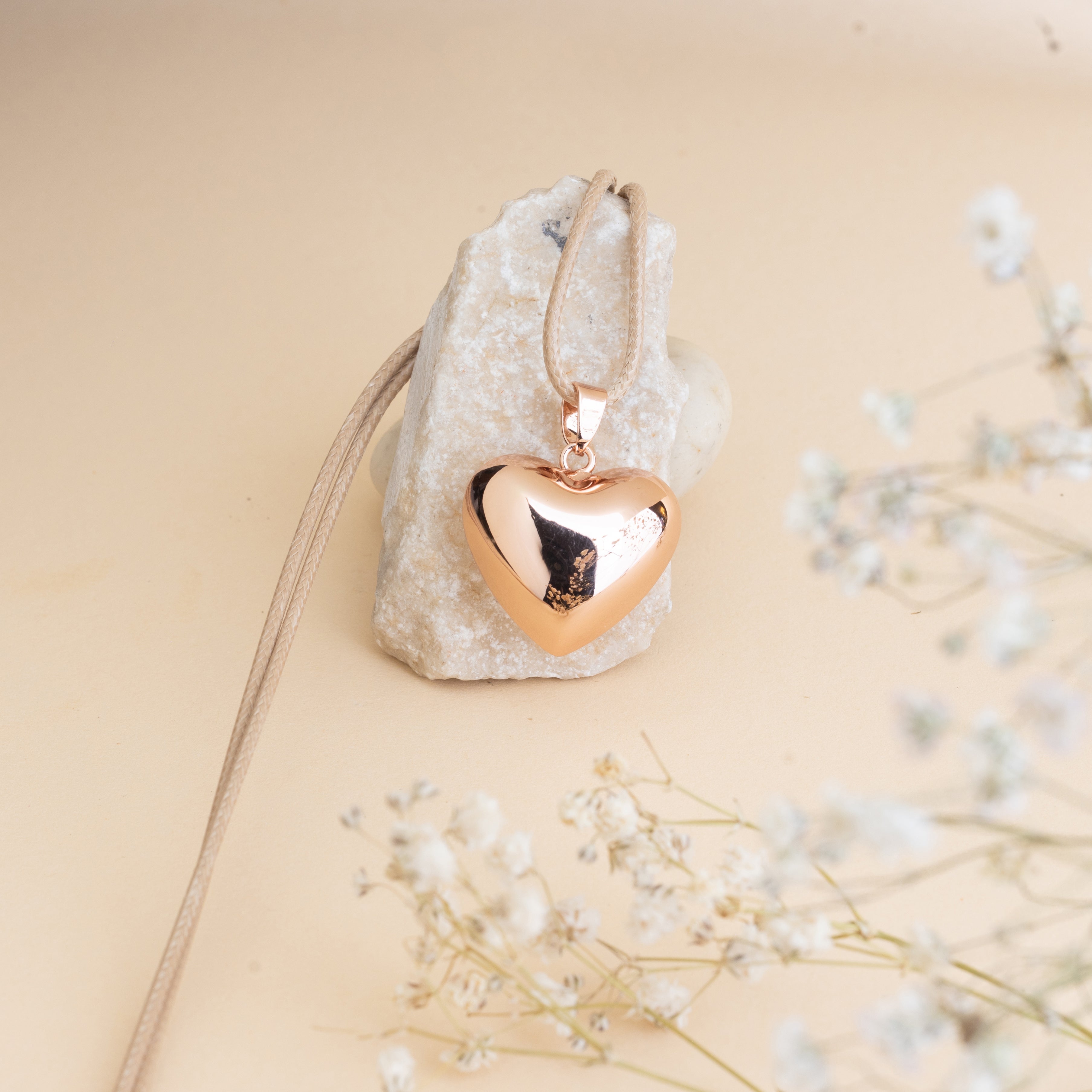 Měděná rolnička ve tvaru srdíčka – detail povrchu