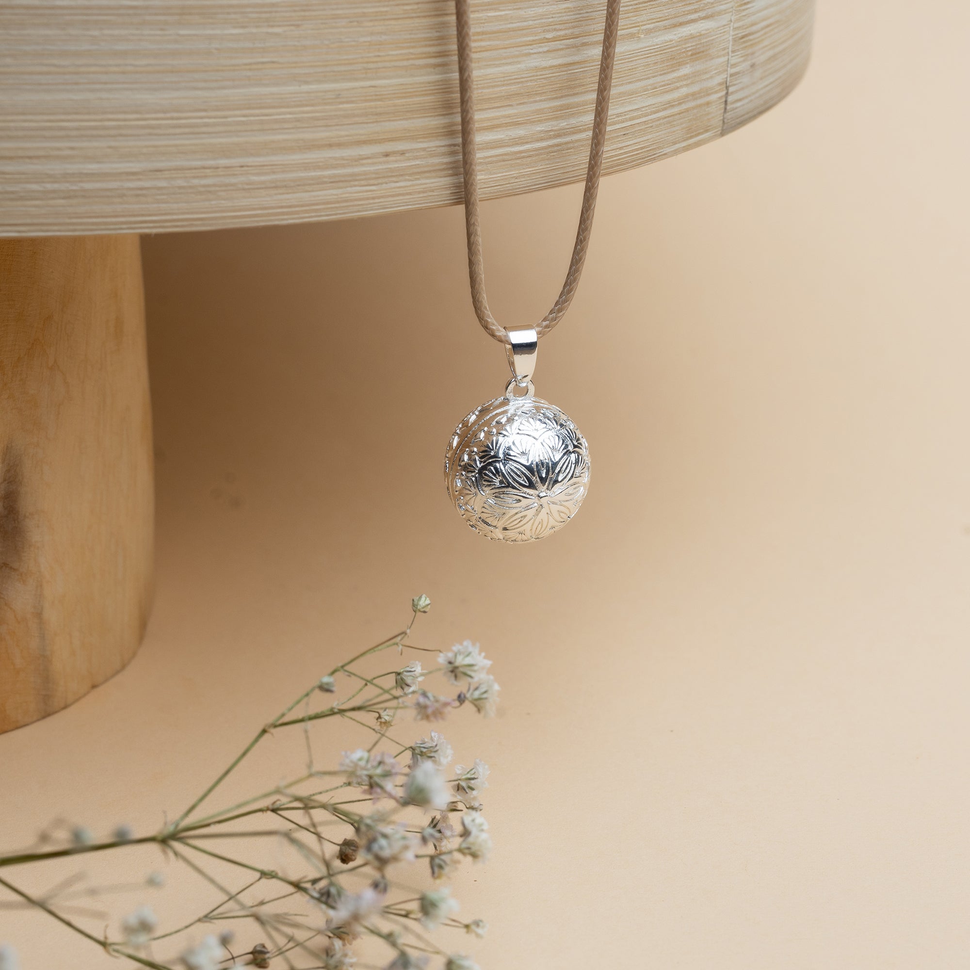 Stříbrná rolnička Flora – detail jemného květinového vzoru