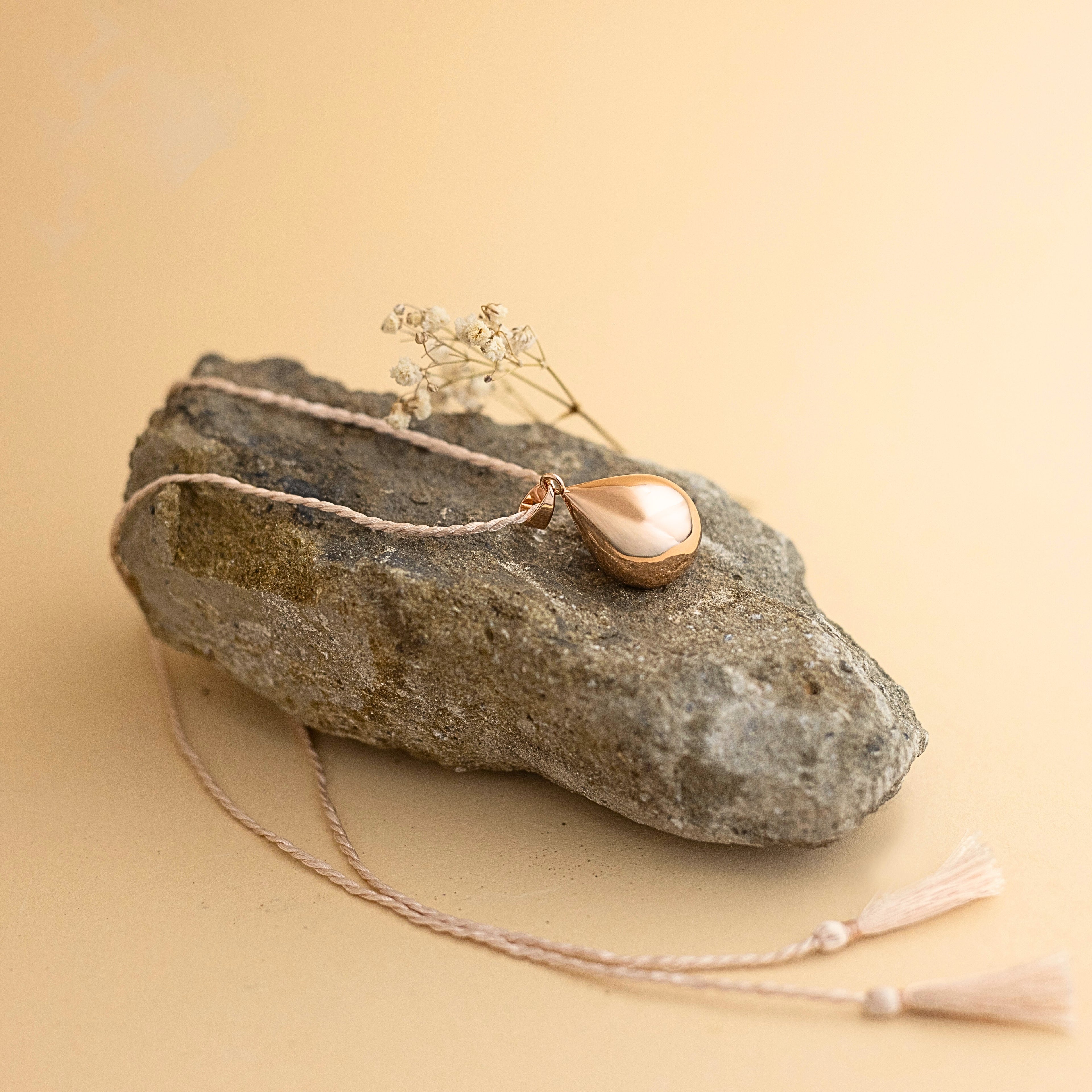 Těhotenská bolа v měděném provedení – detail hladkého povrchu