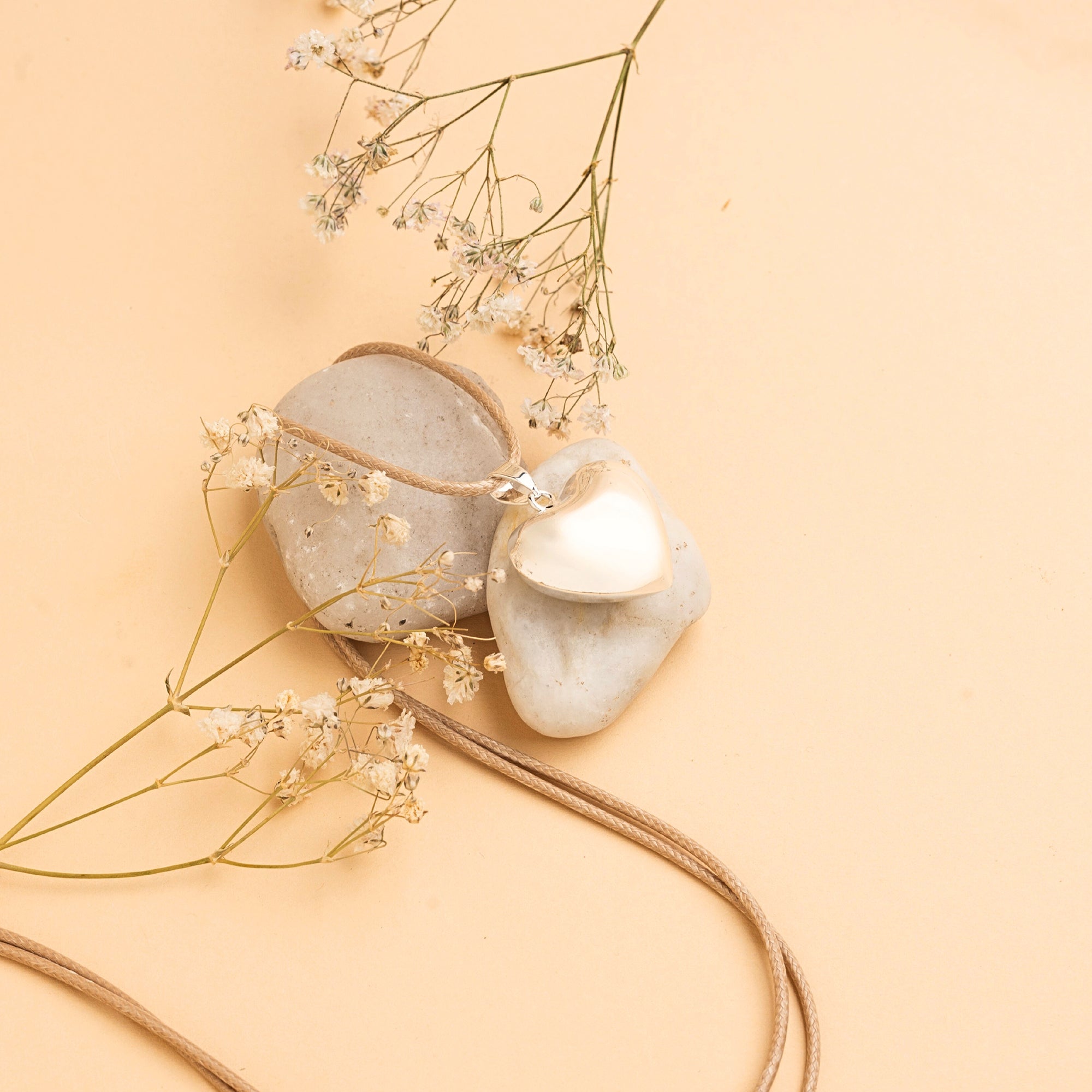 Stříbrná rolnička ve tvaru srdíčka – detail povrchu