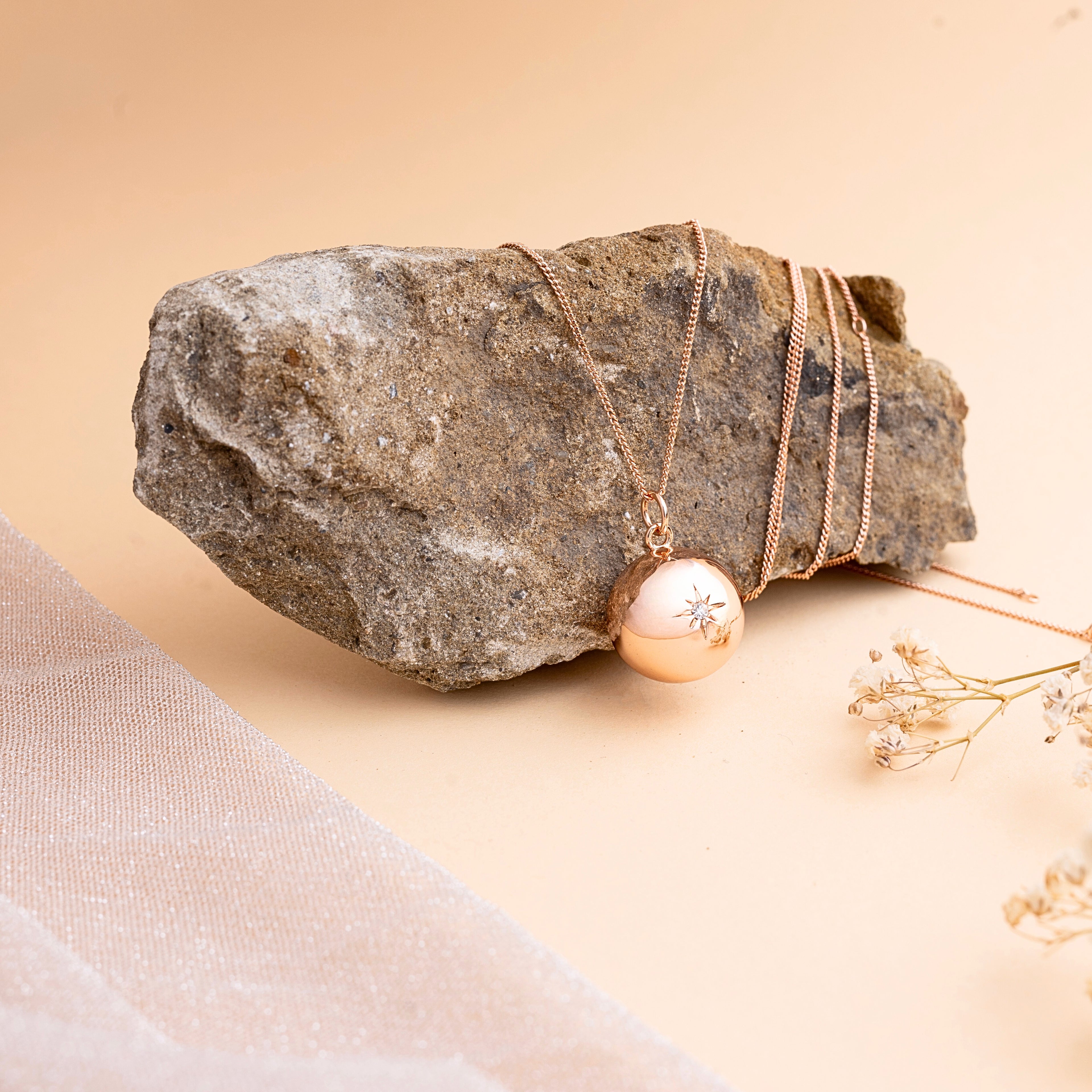 Rolnička Stella Lucia v měděném odstínu – detail struktury povrchu