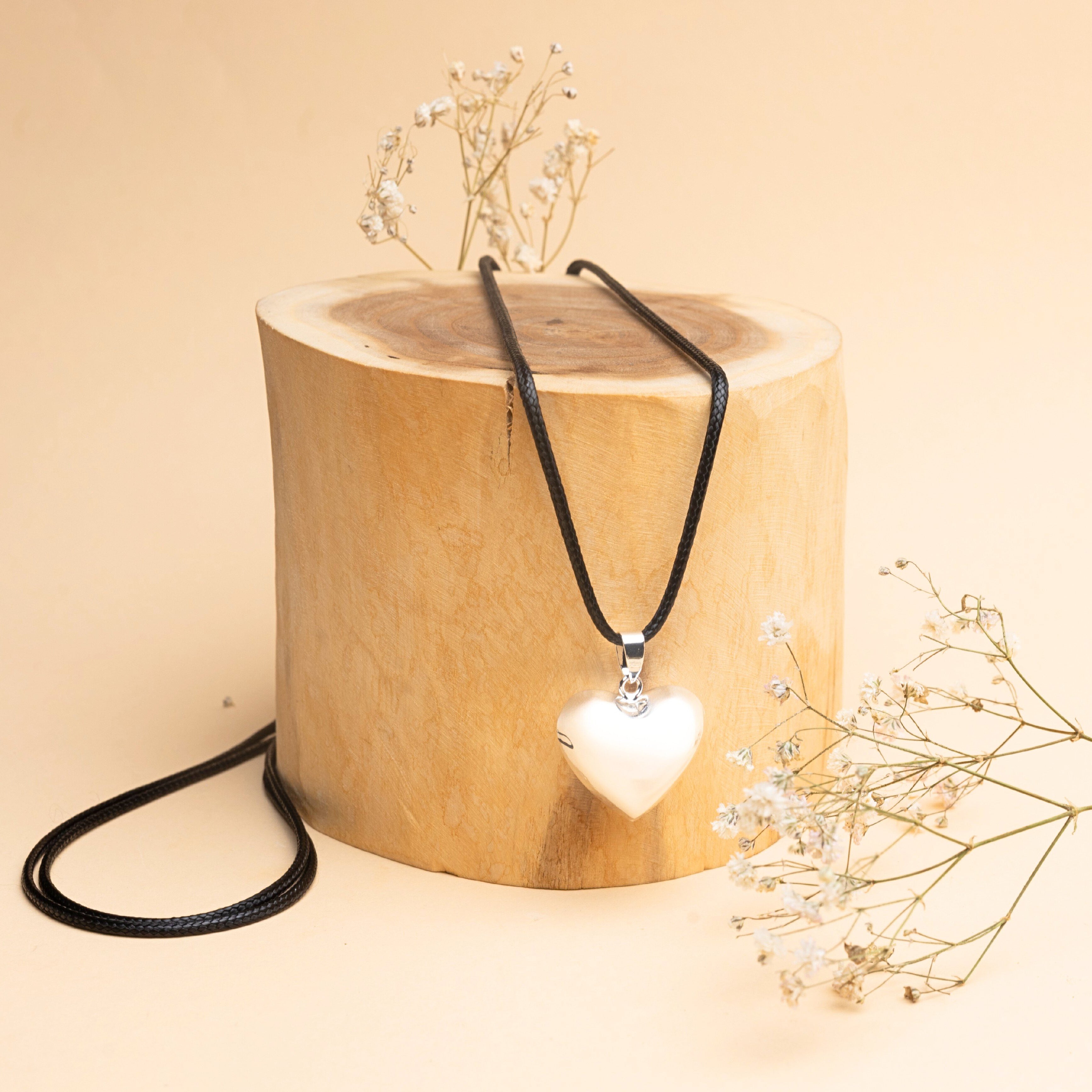 Stříbrná rolnička ve tvaru srdíčka – detail povrchu