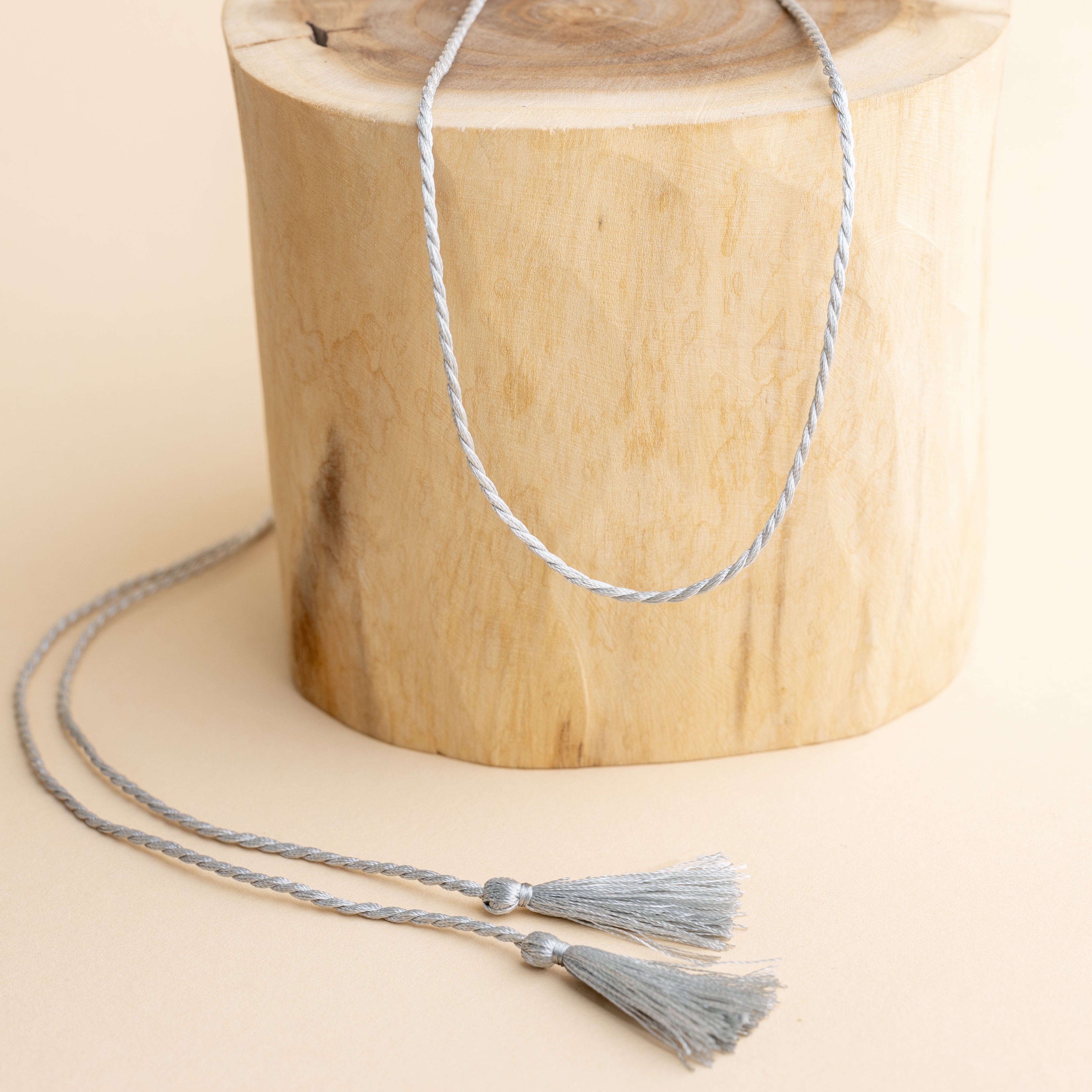 Hedvábná šňůrka v odstínu šedé – doplněk pro těhotenskou rolničku