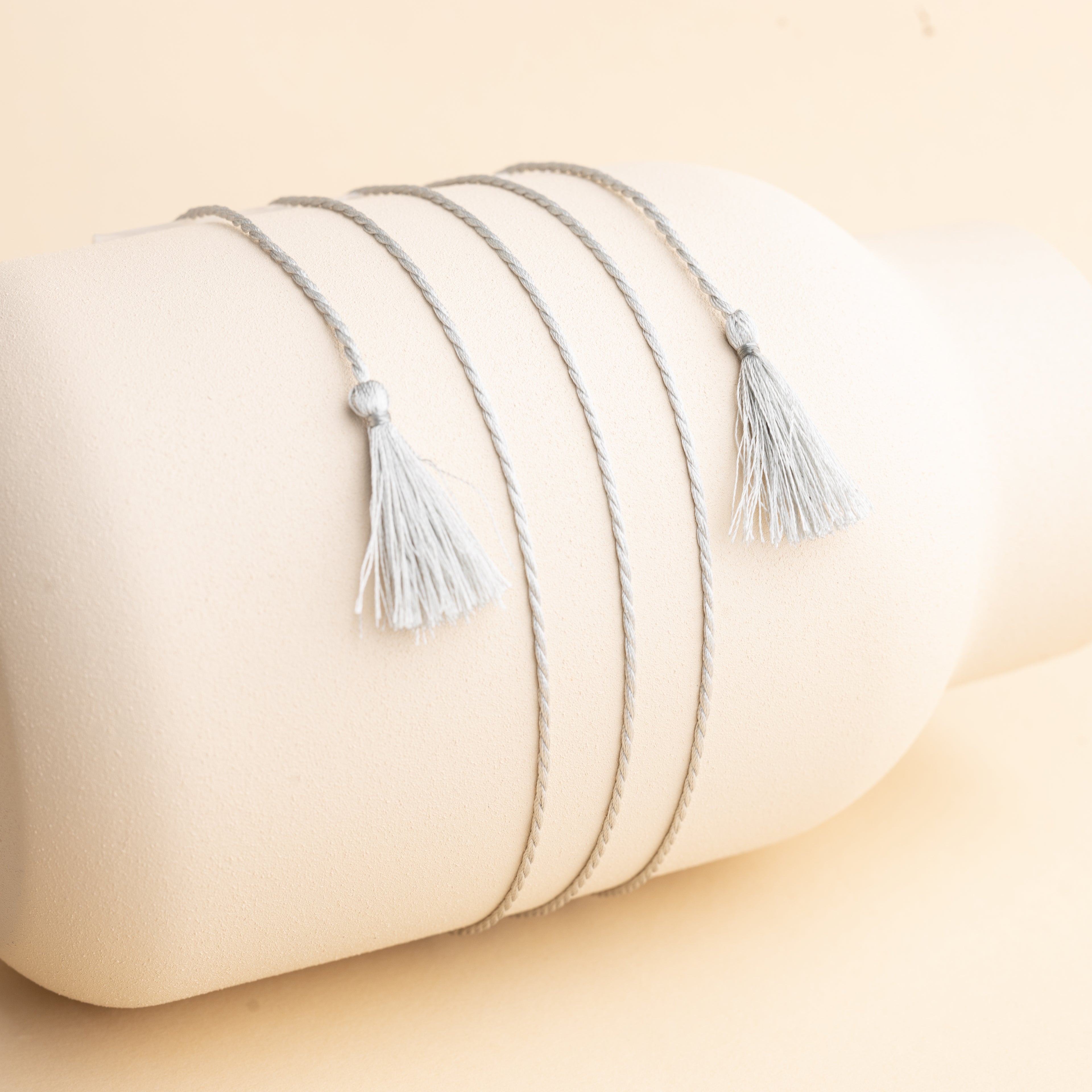 Hedvábná šňůrka v odstínu šedé – doplněk pro těhotenskou rolničku