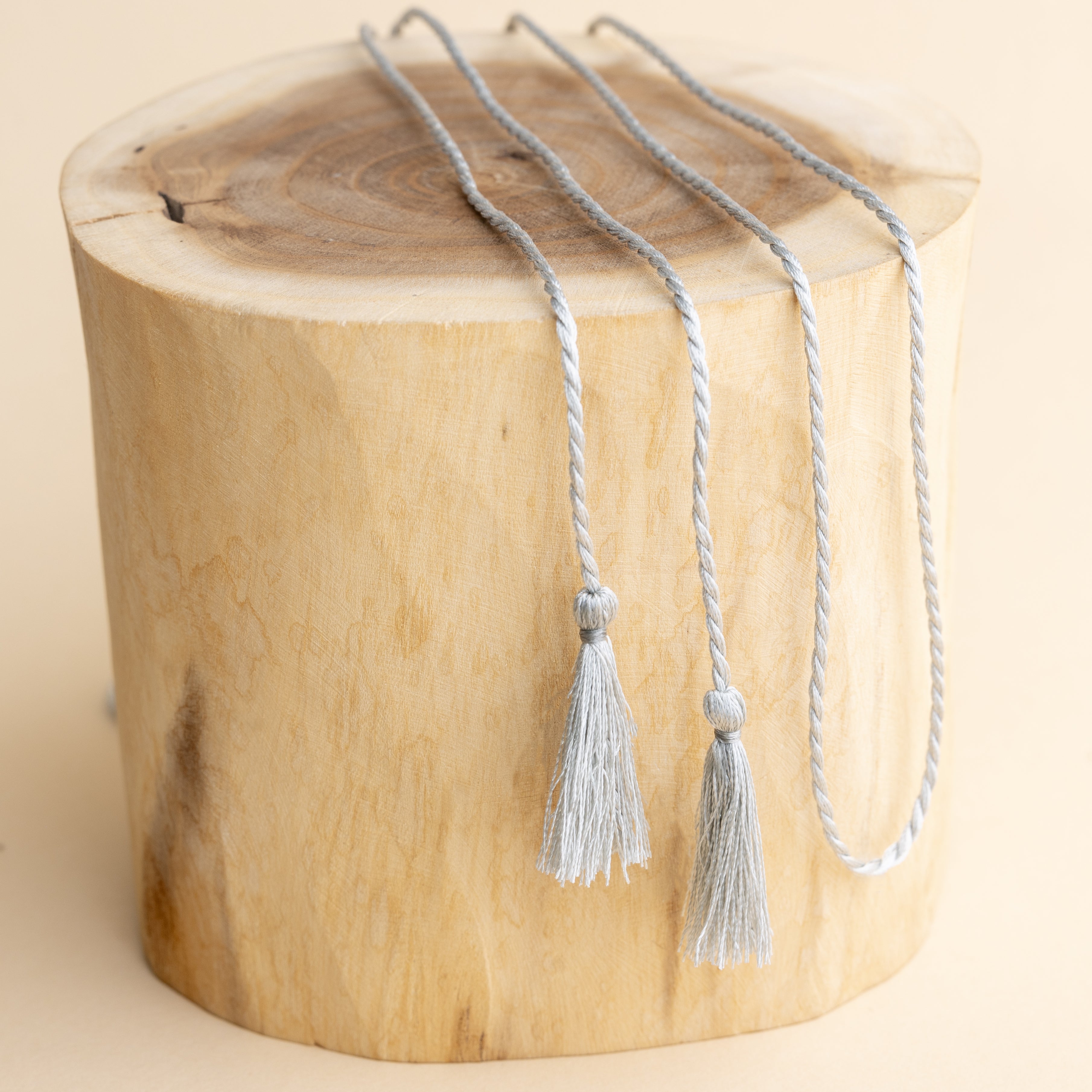 Hedvábná šňůrka v odstínu šedé – doplněk pro těhotenskou rolničku