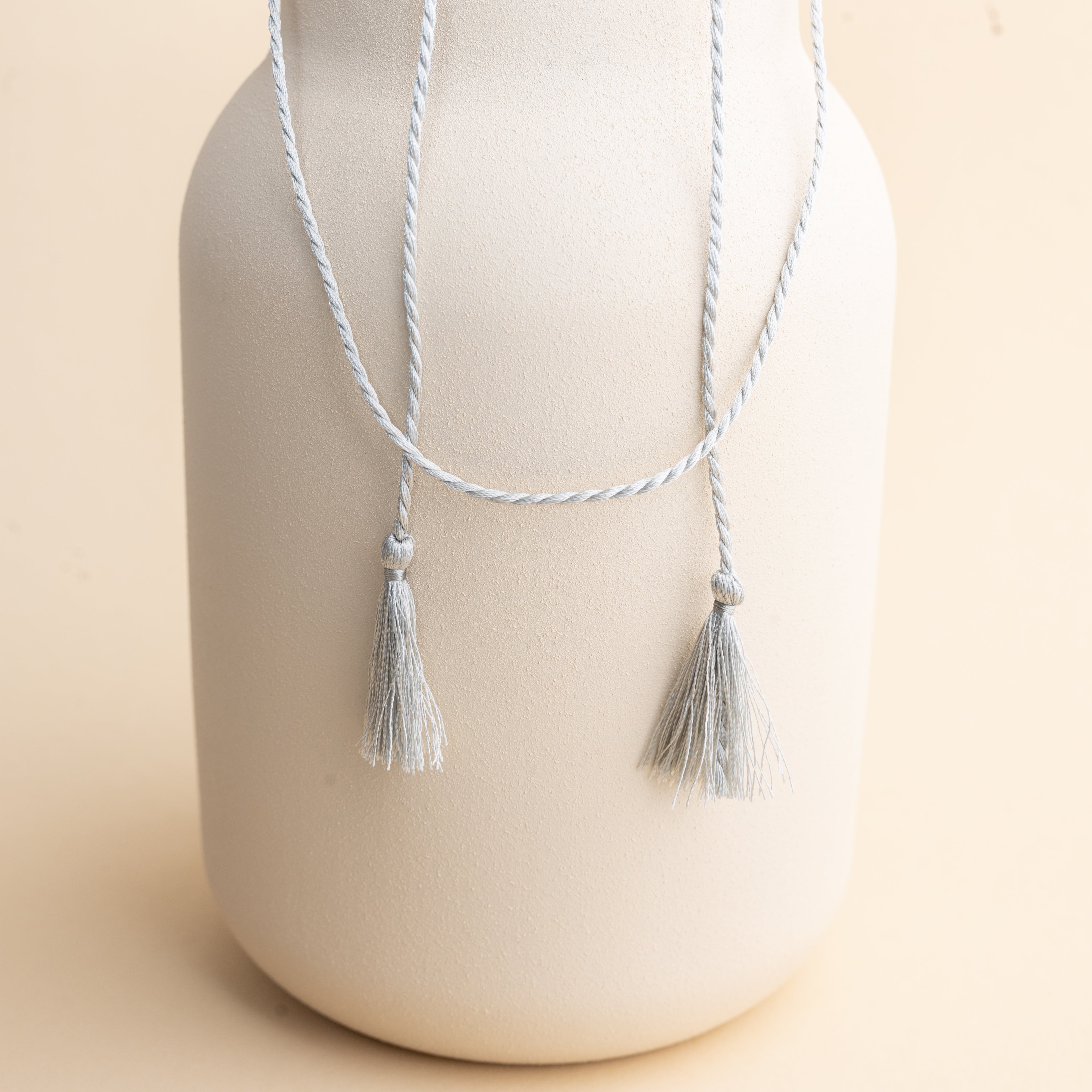 Hedvábná šňůrka v odstínu šedé – doplněk pro těhotenskou rolničku