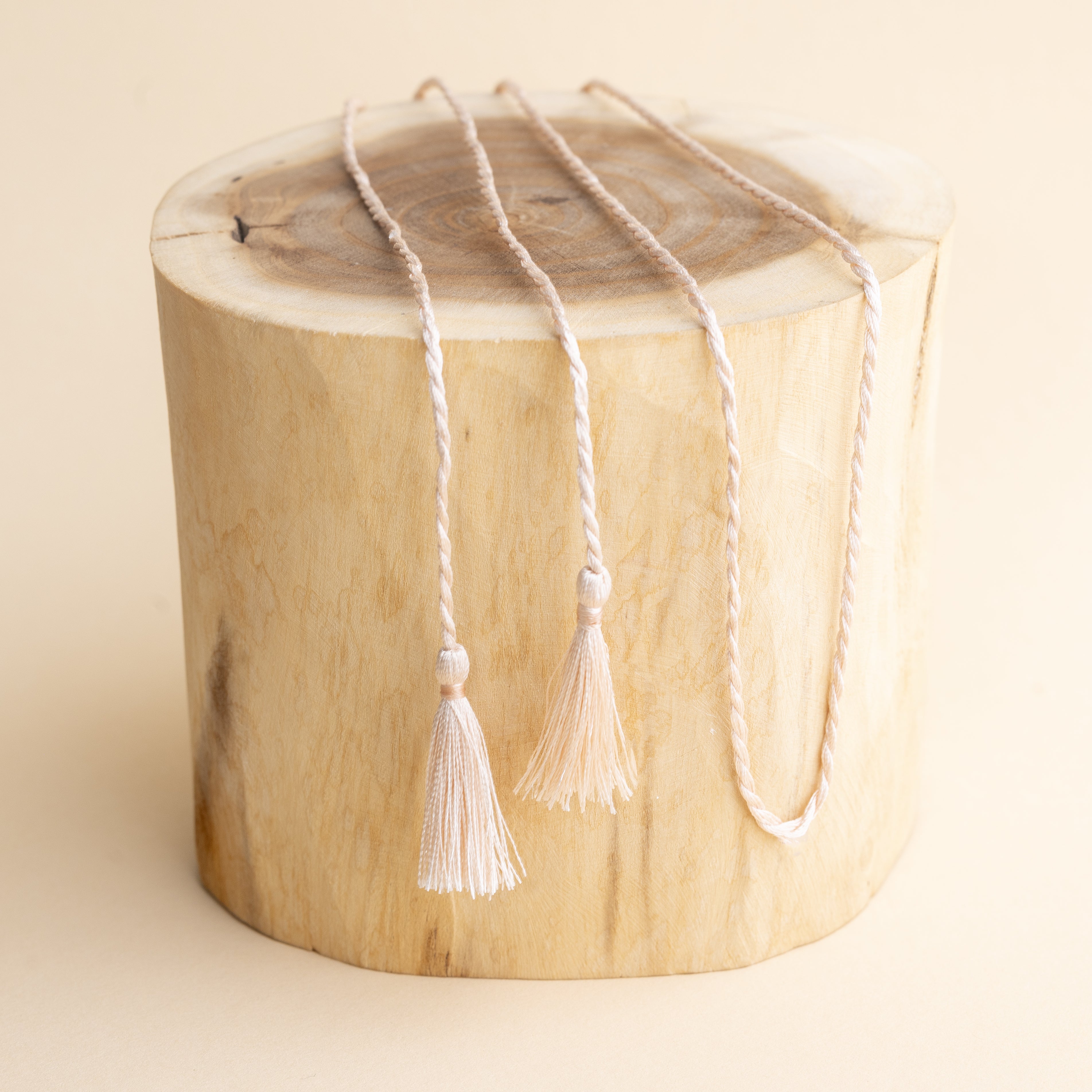 Hedvábná šňůrka v odstínu starorůžové – doplněk pro těhotenskou rolničku