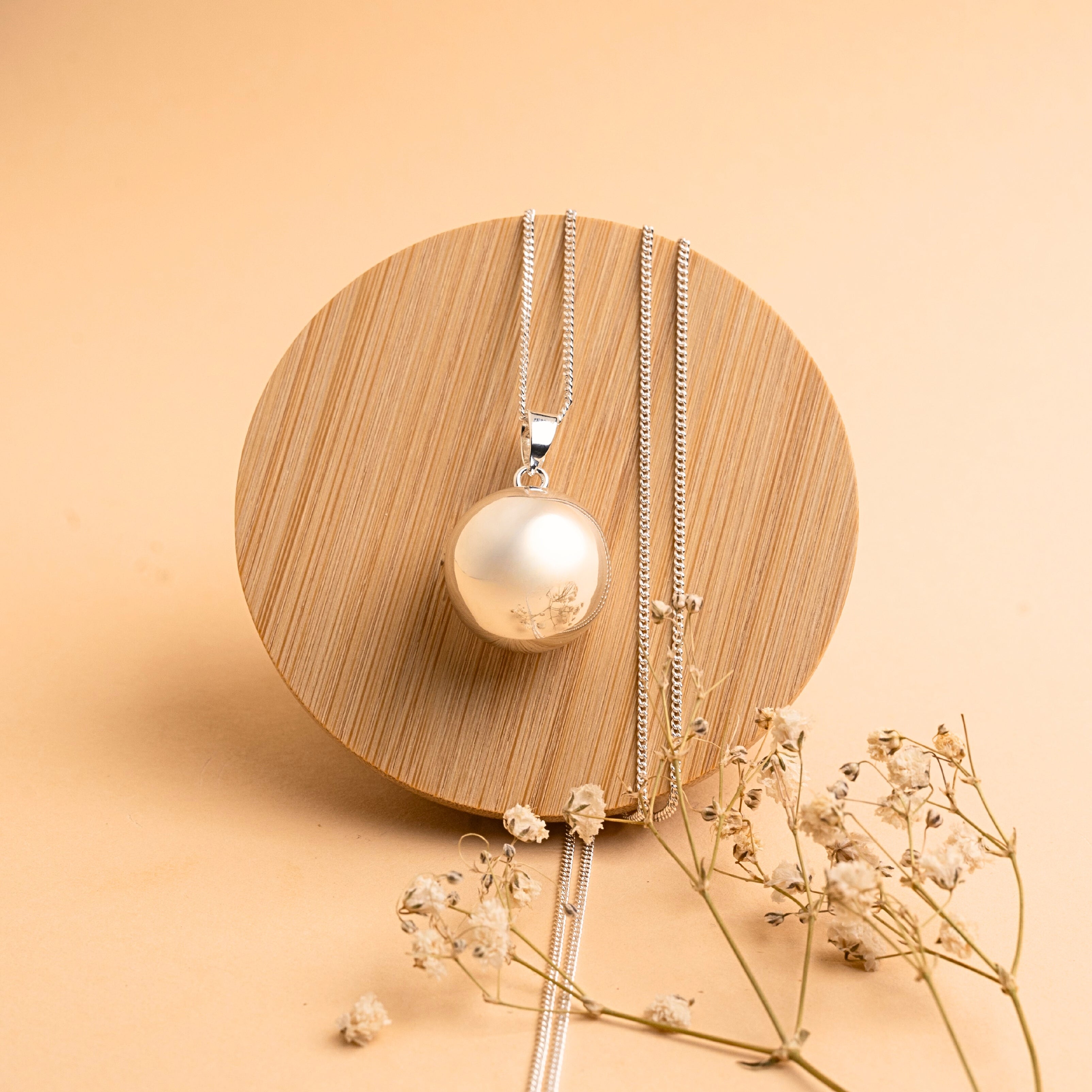 Těhotenská rolnička ve stříbrném provedení – produktová fotografie