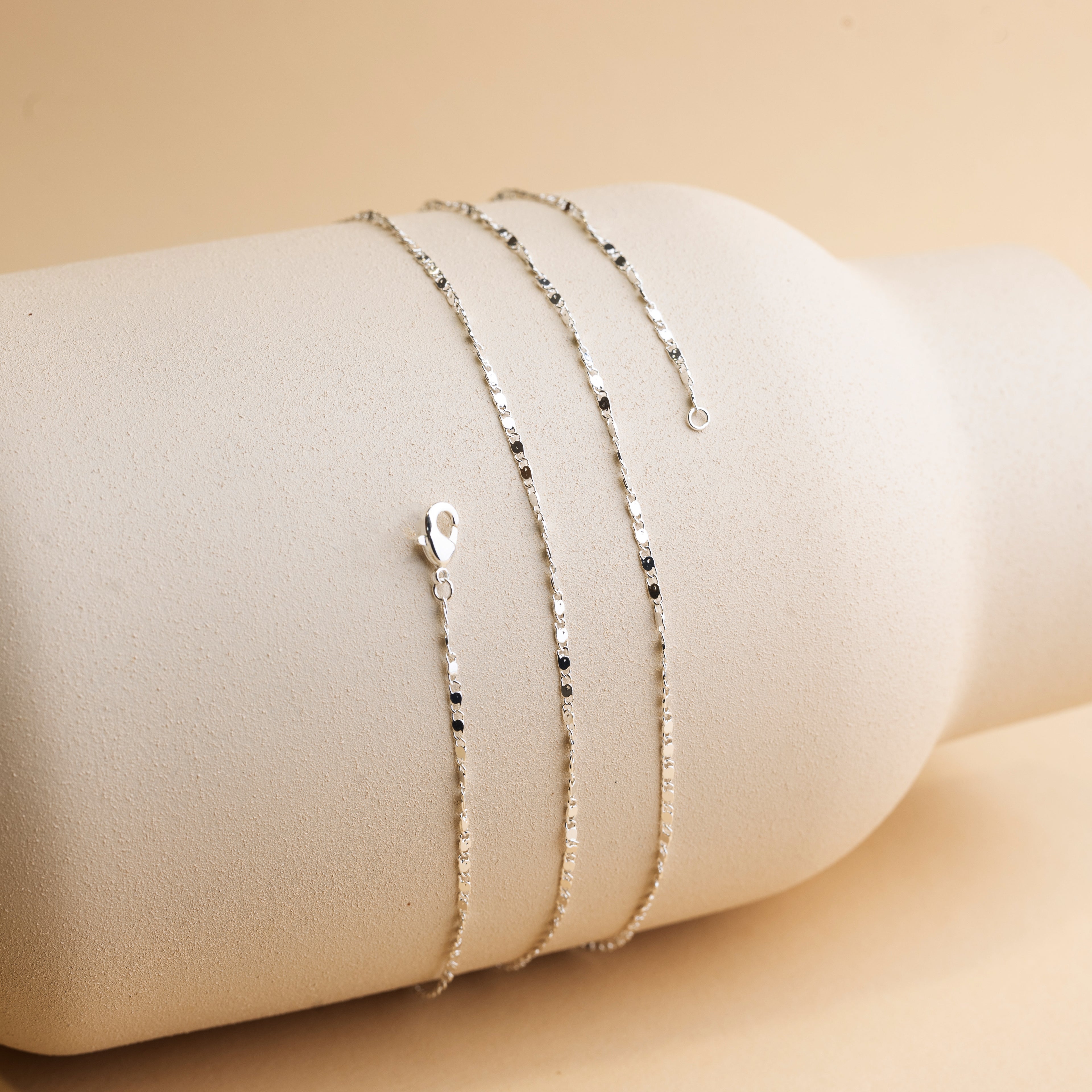 Fasetový řetízek ve stříbrném provedení – detail broušených článků