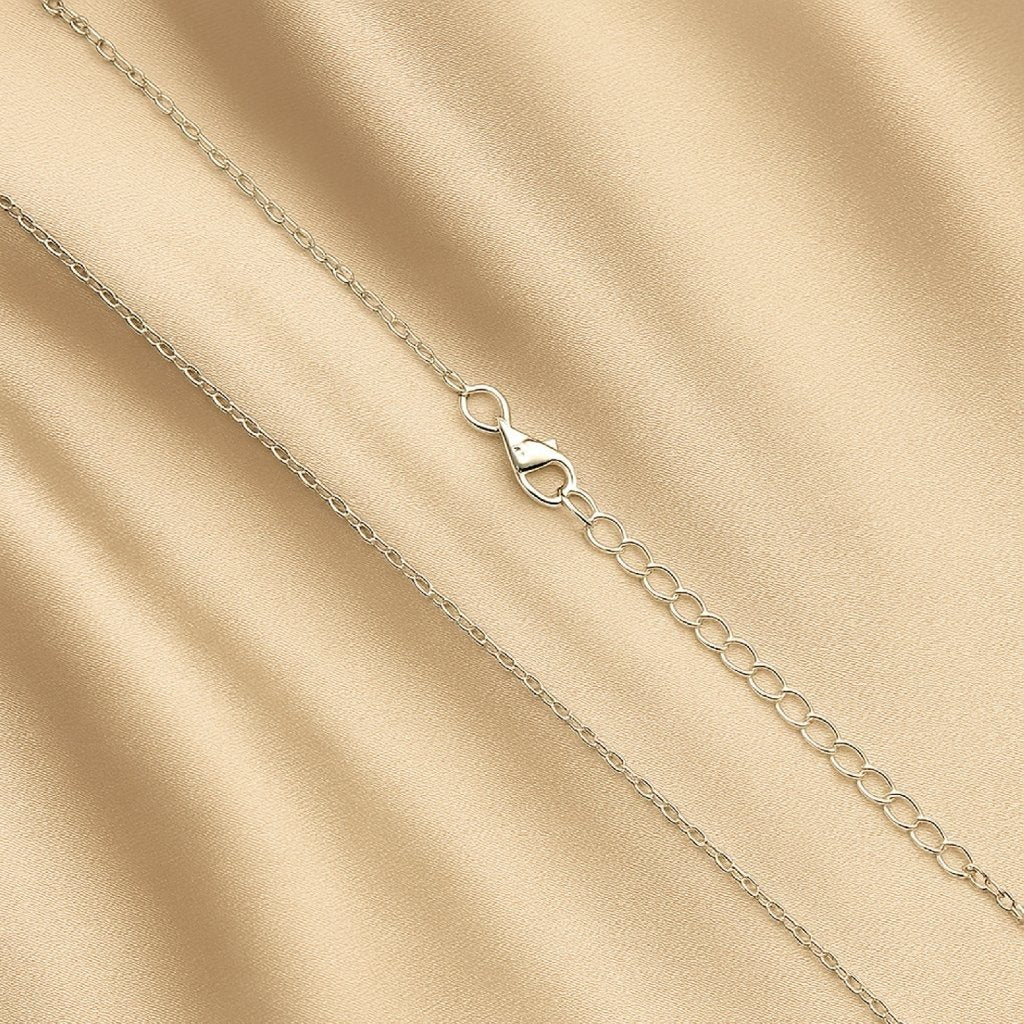 Detailní záběr na stříbrný řetízek – jemné provedení článků