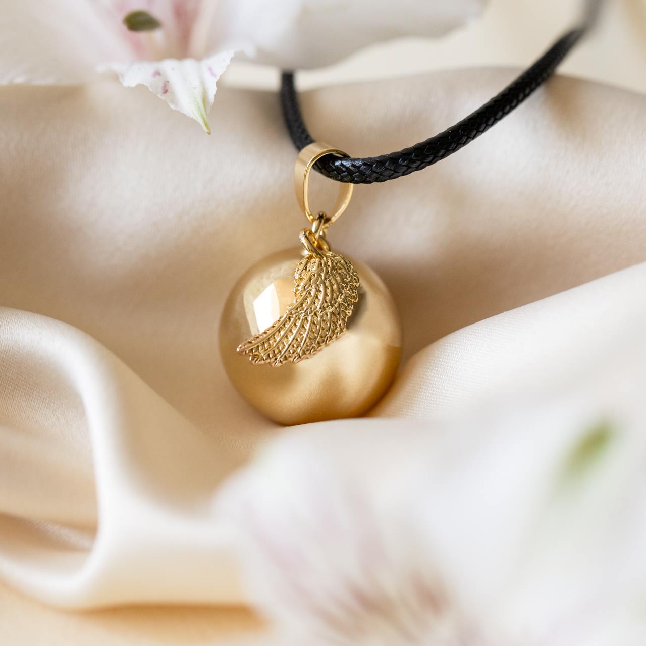 Těhotenská bola Andělské křídlo – zlatý přívěsek s motivem křídla