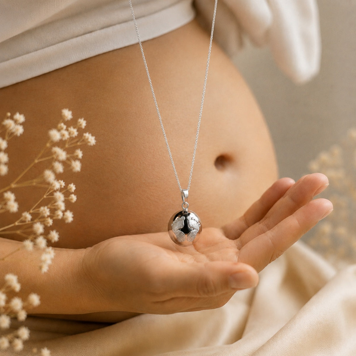 Tehotenská rolnička Baby v dlani – veľkosť strieborného prívesku