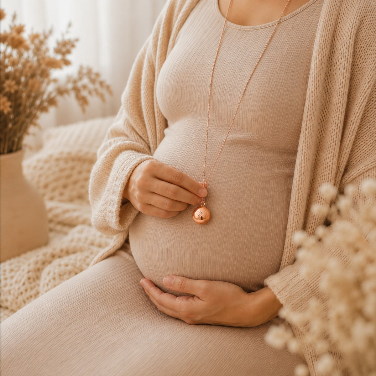 Rolnička Stella Lucia na tehotnej žene – medené prevedenie na dlhej retiazke