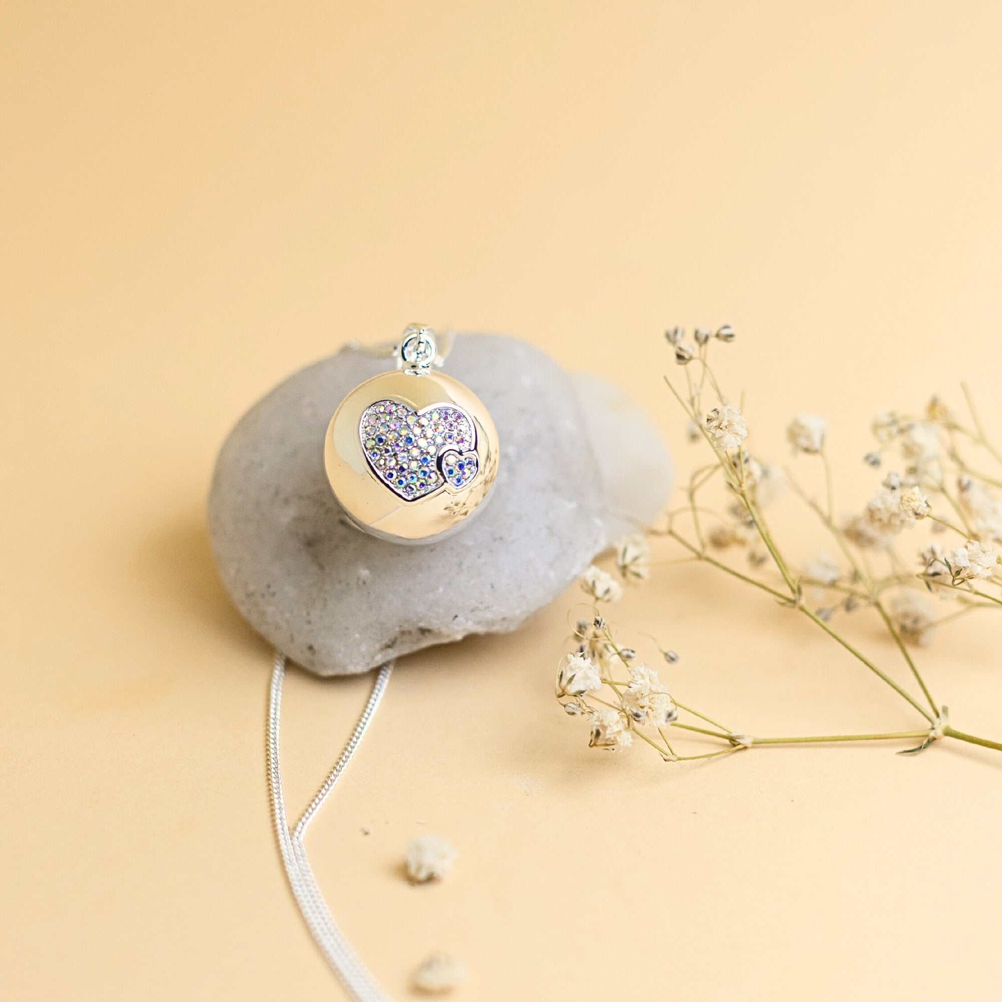 Rolnička Hearts s jemným vzorem srdíček – detail designu