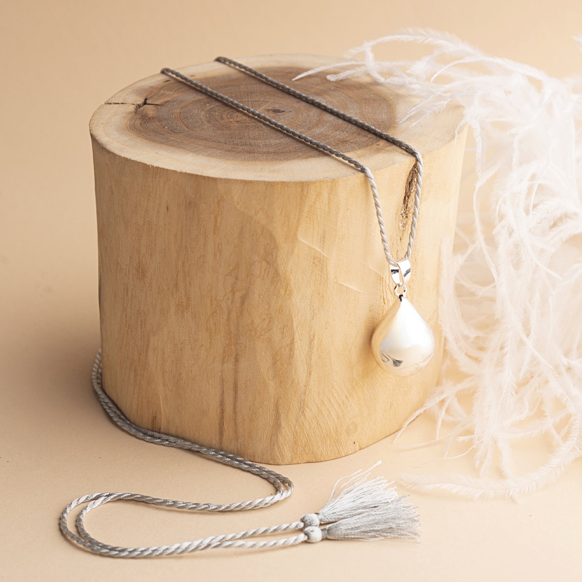 Rolnička Kapka lásky ve stříbrném provedení – detail kapkovitého tvaru