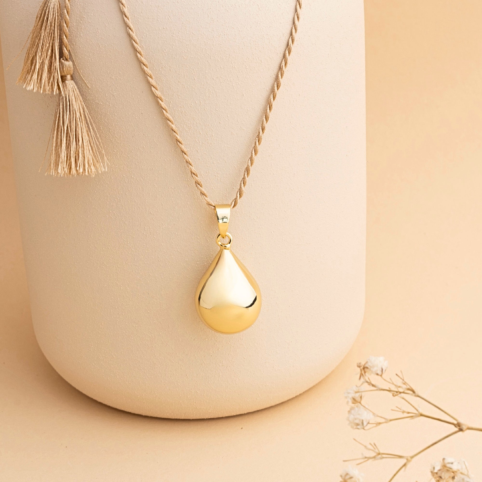 Rolnička Kapka lásky ve zlatém provedení – detail kapkovitého tvaru