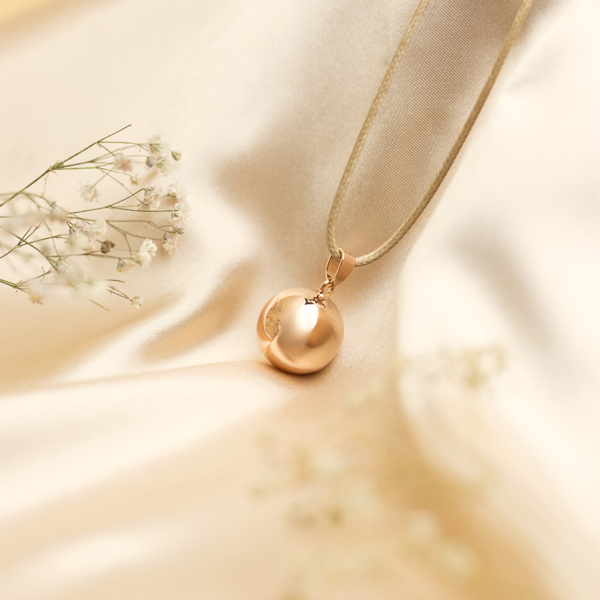 Zlatá rolnička Stella Lucia – detail povrchu a elegantního designu