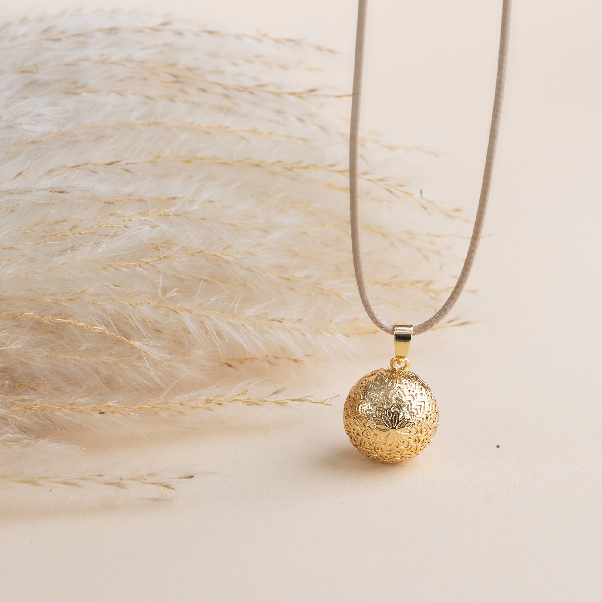 Těhotenská bola Aurora – šperk ve zlatém provedení