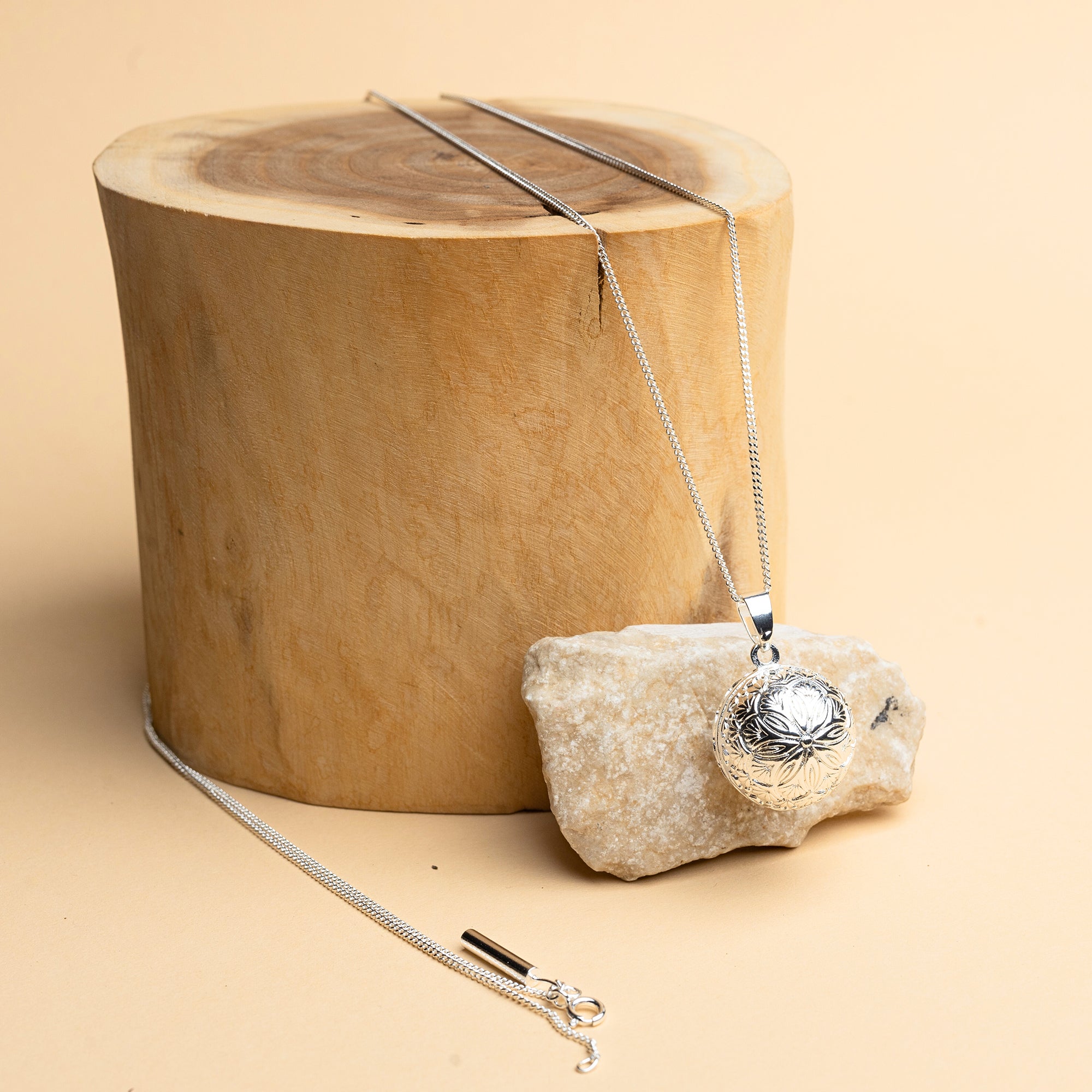 Stříbrná rolnička Flora – detail jemného květinového vzoru