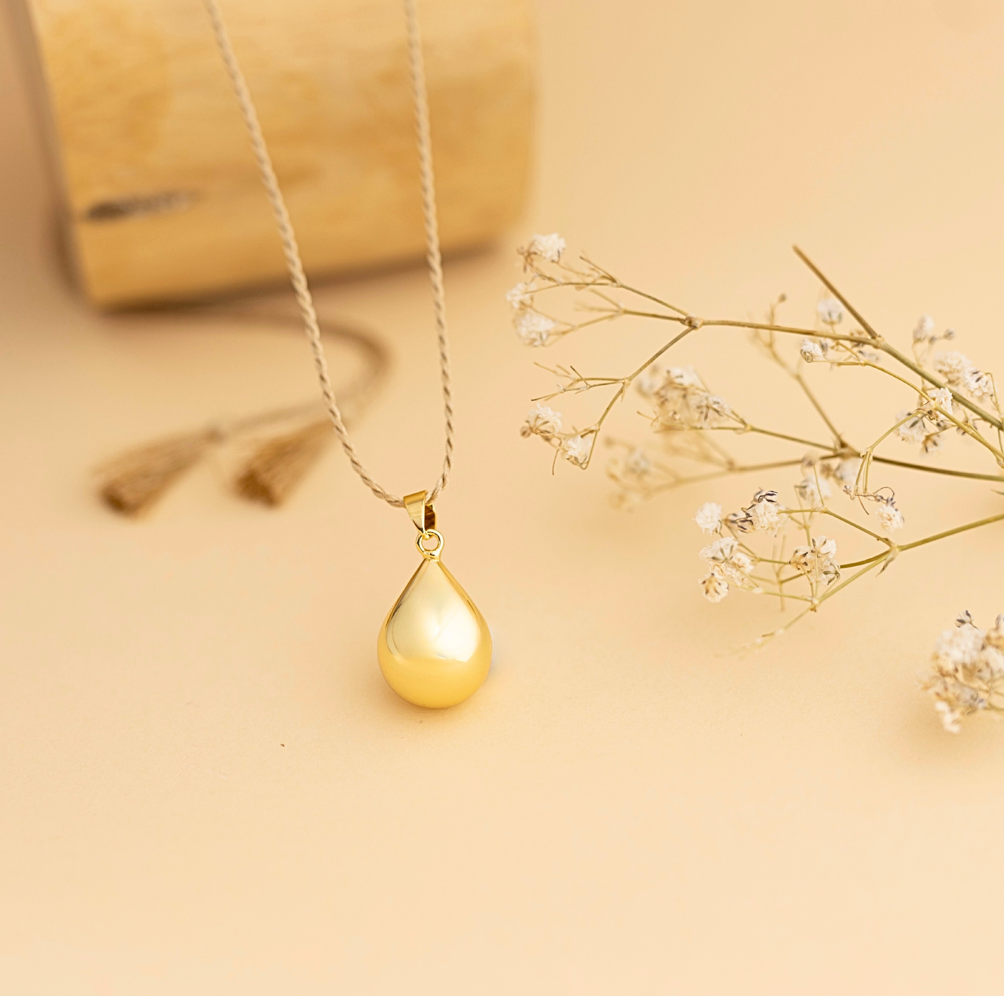 Těhotenská bolа ve zlatém provedení – detail hladkého povrchu