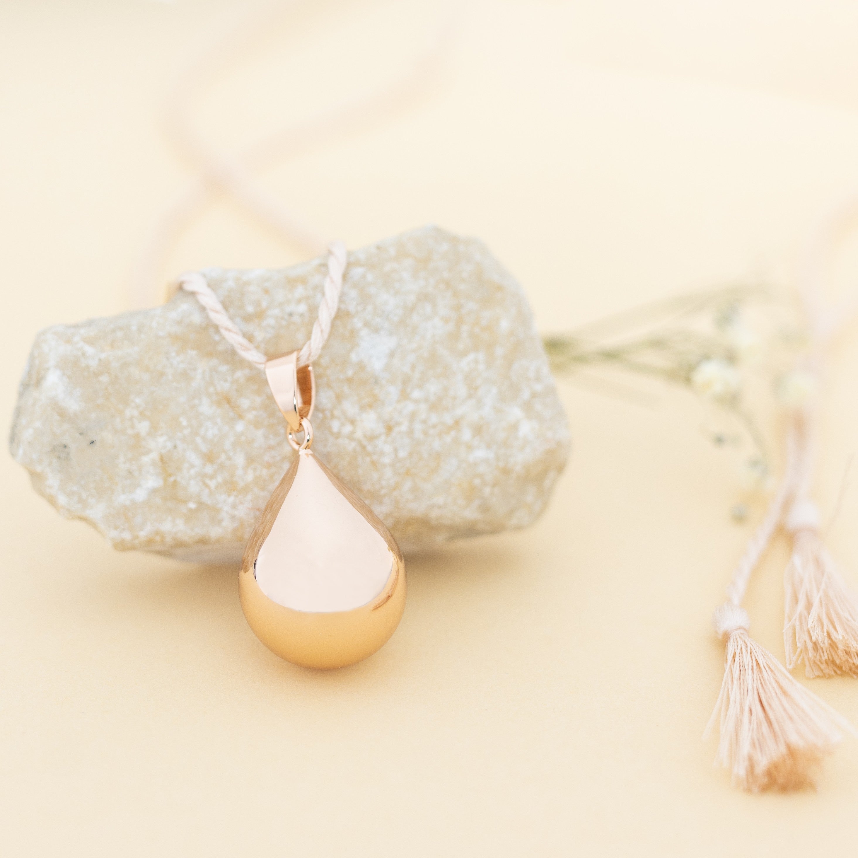 Rolnička Kapka lásky v měděném provedení – detail kapkovitého tvaru