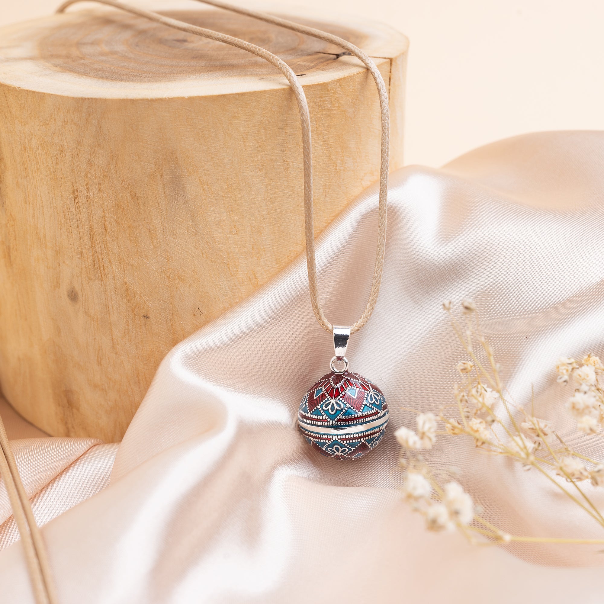 Rolnička Maya – vícebarevný lesk, detail povrchu