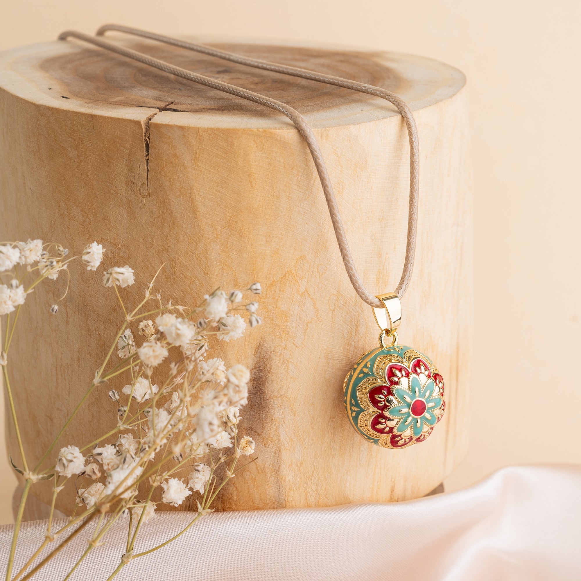 Rolnička Meda – detail zdobeného povrchu