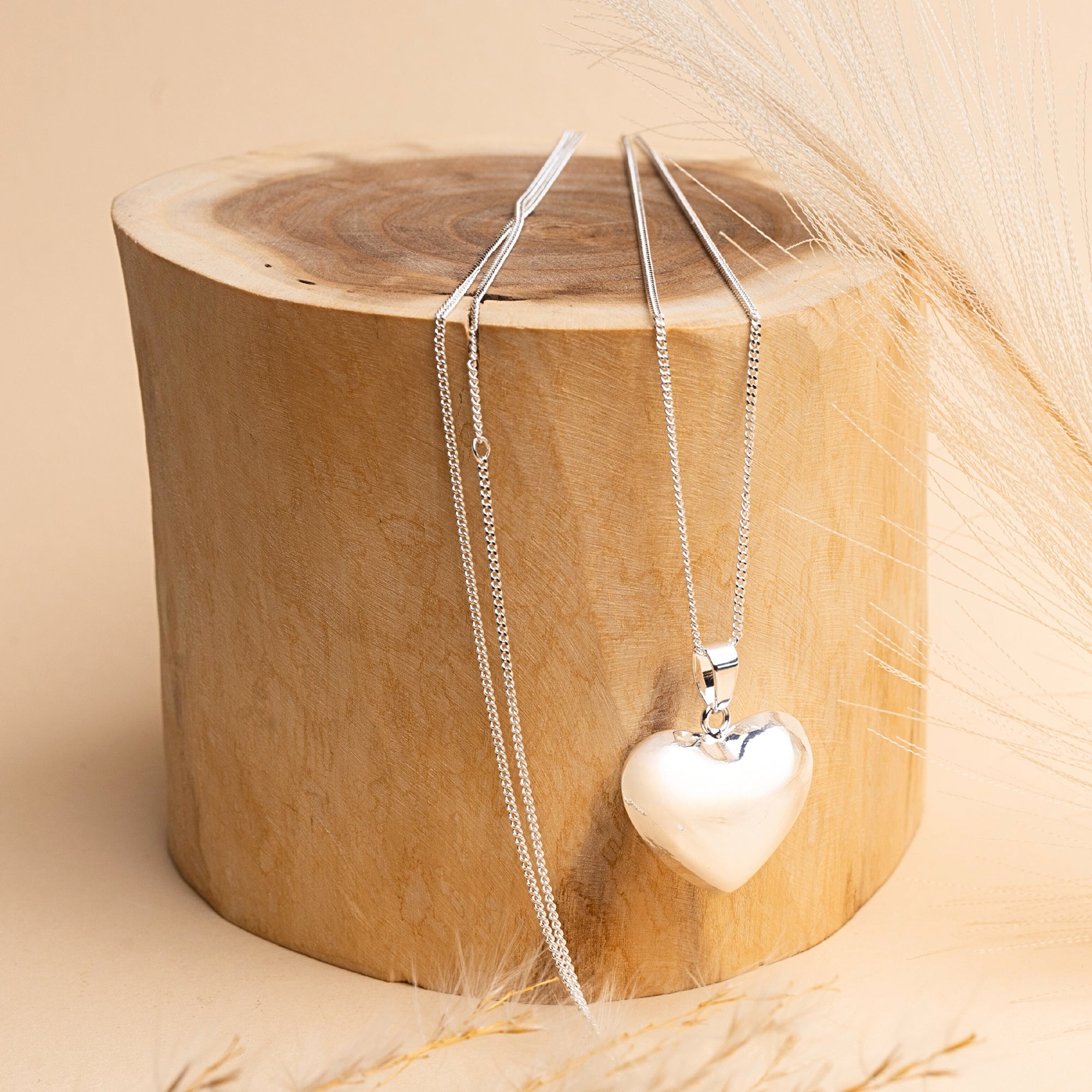 Stříbrná rolnička ve tvaru srdíčka – detail povrchu