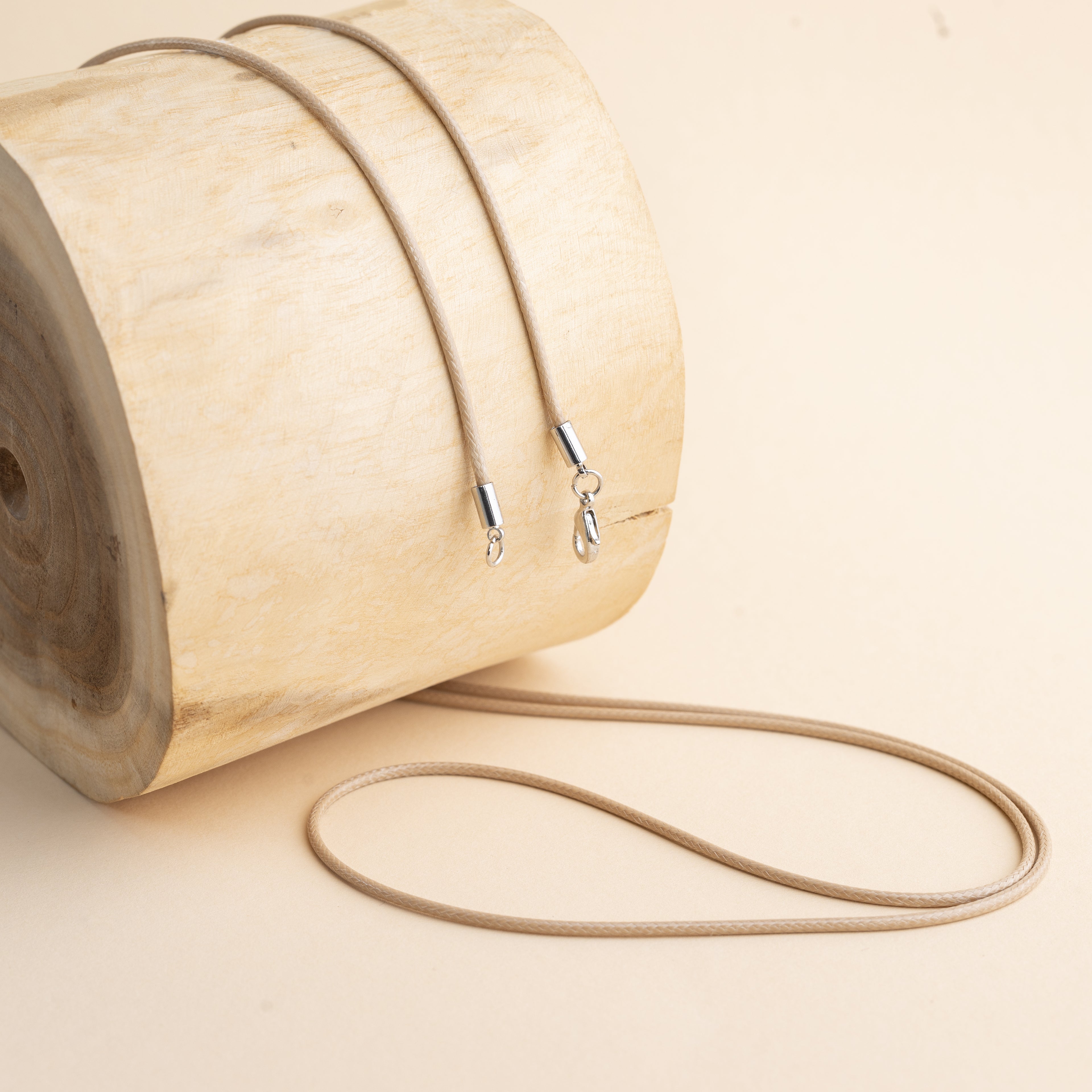 Zapletená šňůrka v béžové barvě – detail struktury