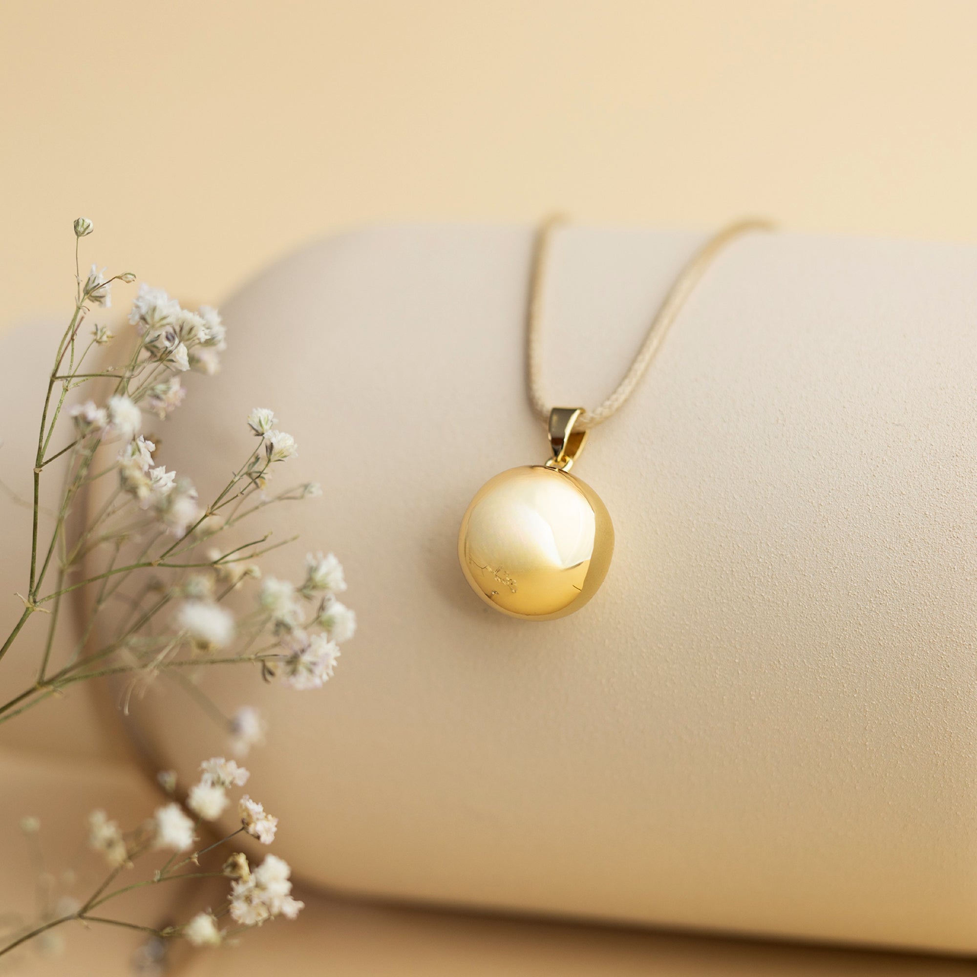 Zlatá těhotenská rolnička – detail hladkého povrchu