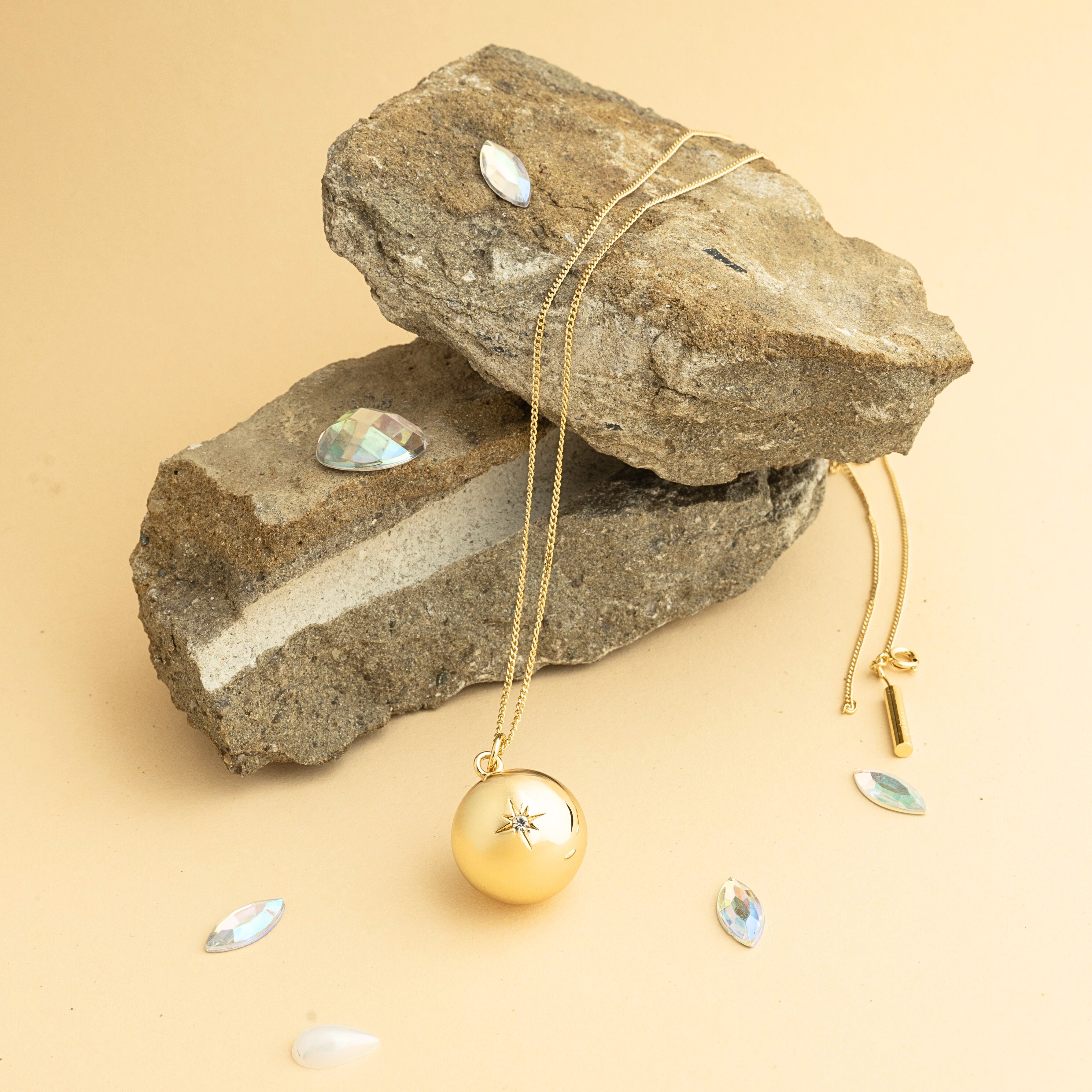 Těhotenská rolnička Stella Lucia v detailu zlatého provedení