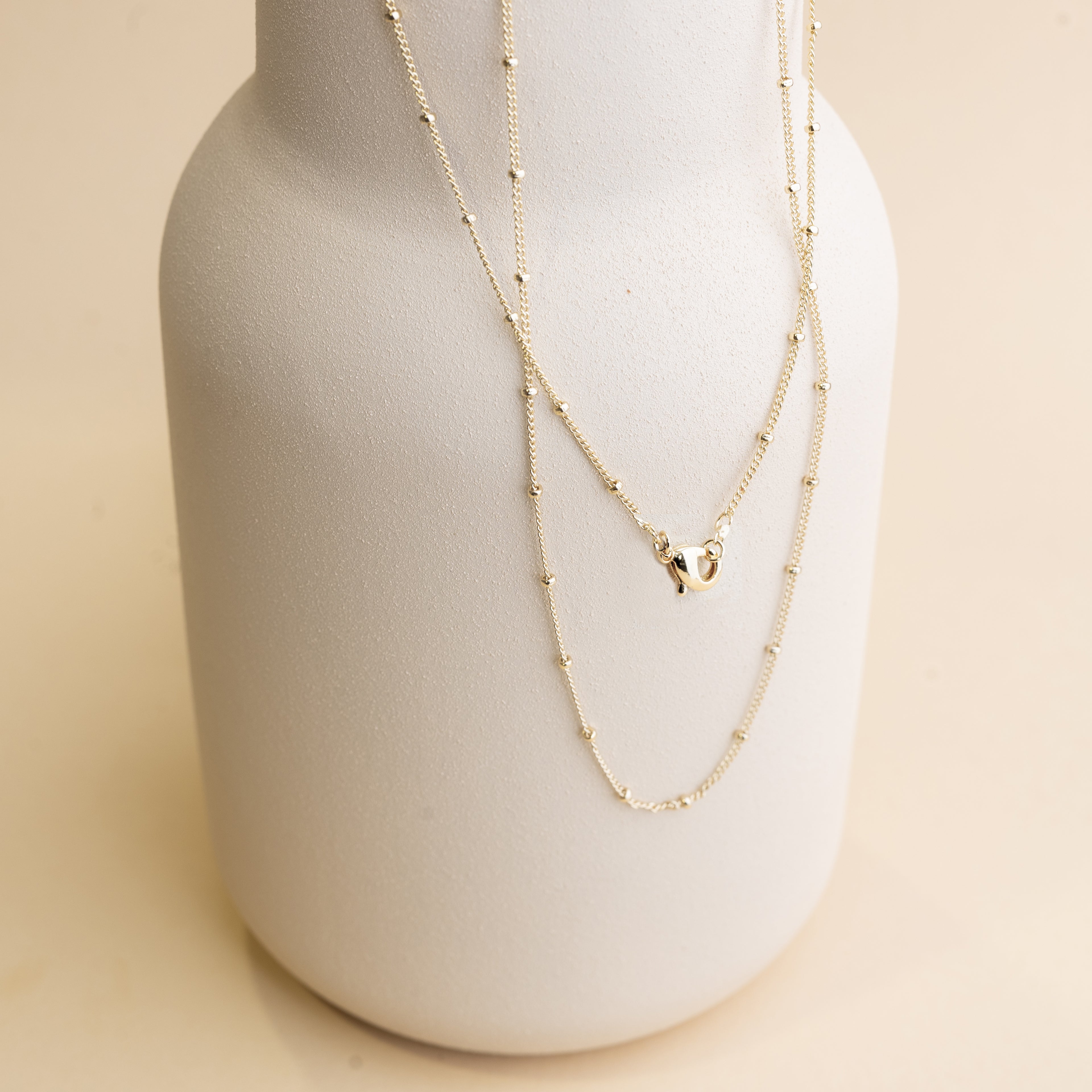Zlatý řetízek s drobnými kuličkami – detail struktury Dots