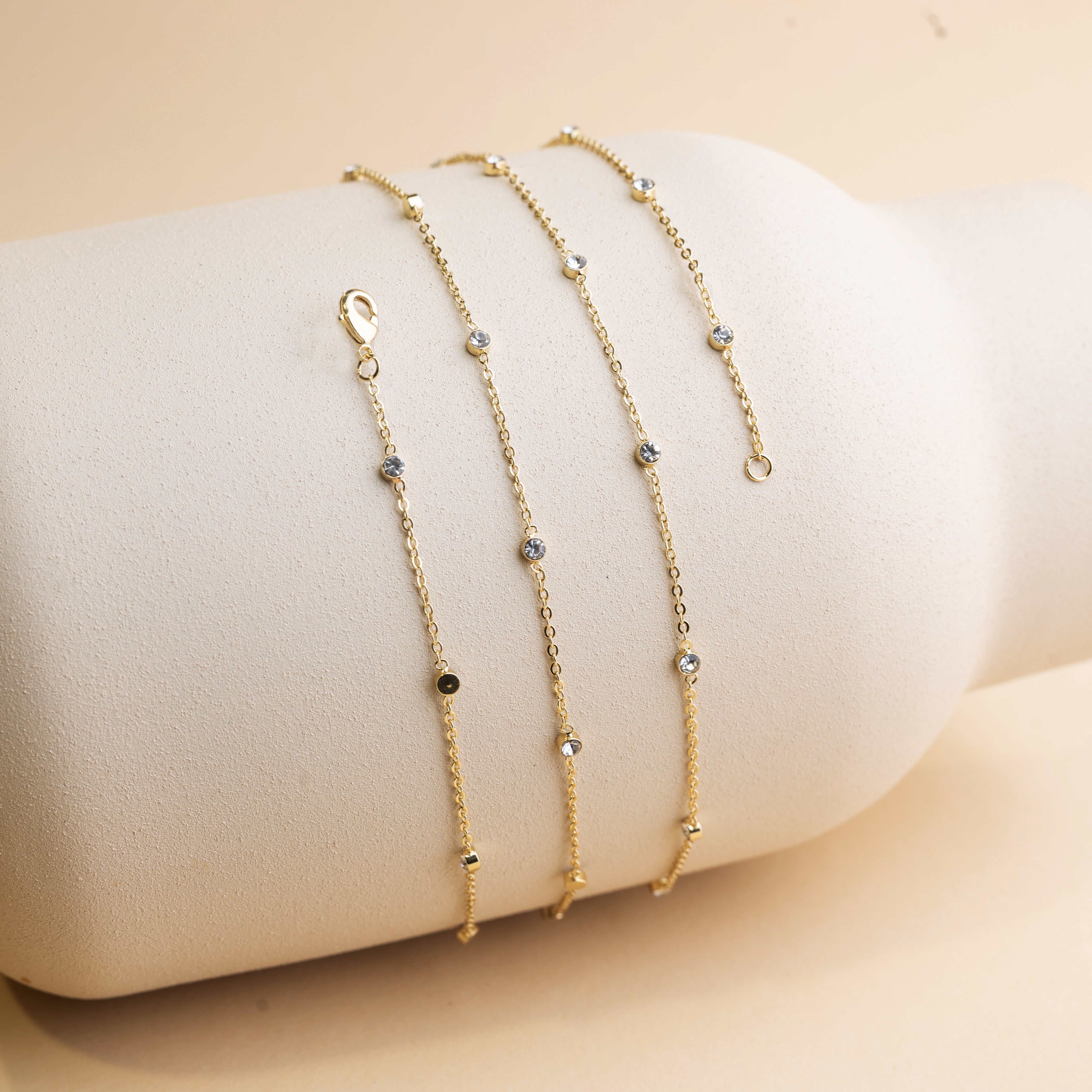 Jemný zlatý řetízek zdobený zirkony – detail třpytivých kamínků